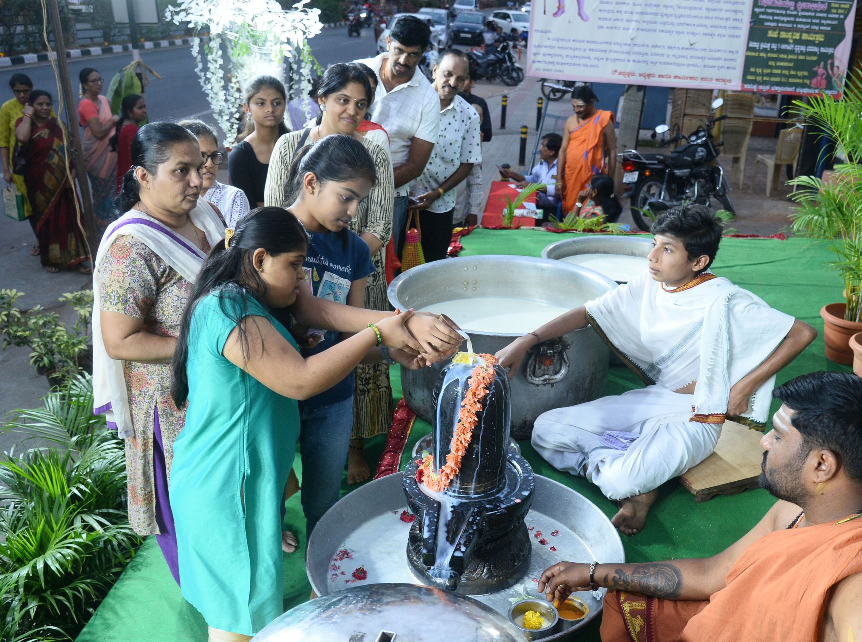 ತುಮಕೂರಿನ ಟಿಜಿಎಂಸಿ ಬ್ಯಾಂಕ್‌ ಮುಂಭಾಗದ ಮಹಾಲಕ್ಷ್ಮಿ ದೇವಸ್ಥಾನದ ಬಳಿ ಶುಕ್ರವಾರ ಸಾರ್ವಜನಿಕರು ಶಿವಲಿಂಗಕ್ಕೆ ಹಾಲಿನ ಅಭಿಷೇಕ ಮಾಡಿದರು