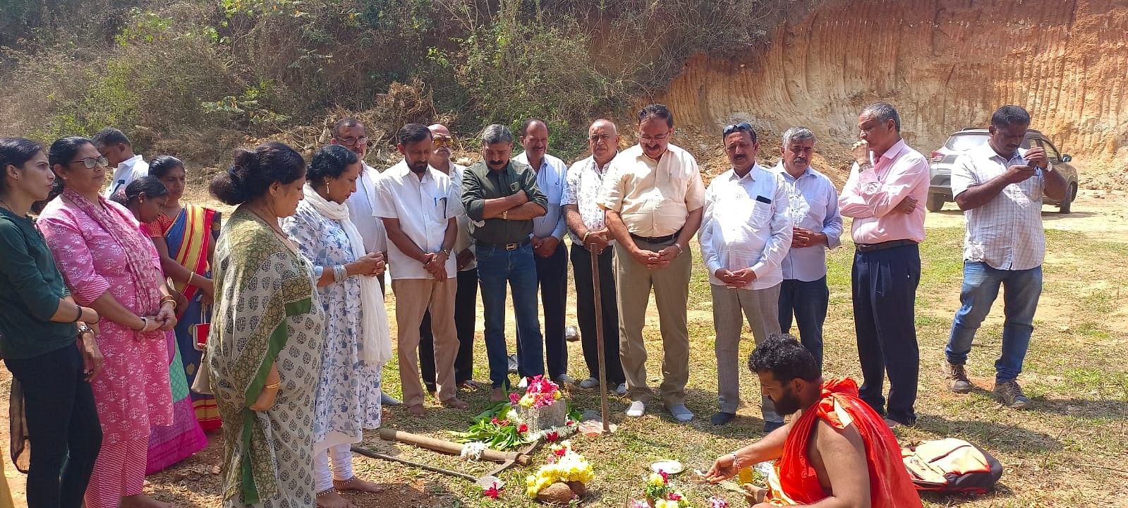 ಗೋಣಿಕೊಪ್ಪಲು ಬಳಿಯ ಪಾಲಿಬೆಟ್ಟ ಕಿತ್ತಳೆ ಸಹಕಾರ ಸಂಘದ ಕಟ್ಟಡ ನಿರ್ಮಾಣಕ್ಕೆ ಬುಧವಾರ ಭೂಮಿ ಪೂಜೆ ನೆರವೇರಿಸಲಾಯಿತು. ಸಂಘದ ಅಧ್ಯಕ್ಷ ಸಿ.ಎಸ್.ಅರುಣ್ ಮಾಚಯ್ಯ, ಅರವಿಂದ ಕುಟ್ಟಪ್ಪ, ಕೆ.ಯು.ಪೂಣಚ್ಚ, ಸುನಿಲ್ ಮಾದಪ್ಪ,ಎಸ್.ಎಂ ವಿಶ್ವನಾಥ್, ಎಸ್.ಎಸ್ ಸುರೇಶ್, ಚಂದ್ರಿಮಾಡ.ಸಿ.ಕಾಳಯ್ಯ, ಬಾನಂಡ ಪೃಥ್ಯು ಪಾಲ್ಗೊಂಡಿದ್ದರು