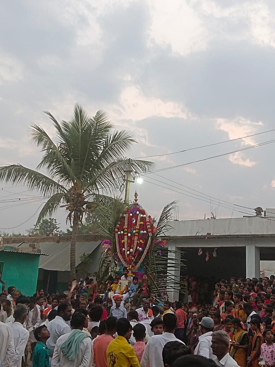 ಚಿತ್ರಶೀರ್ಷಿಕೆ : ಹಿರೇಬೇರ್ಗಿ ಗ್ರಾಮದಲ್ಲಿ ಶನಿವಾರ ಸಂಜೆ ಕಲ್ಲೇಶ್ವರ ದೇವರ ಜಾತ್ರೆಯ ಅಂಗವಾಗಿ ಜನರು ಸಂಭ್ರಮದಿಂದ ಉಚ್ಚಾಯ ಎಳೆದರು. Tu