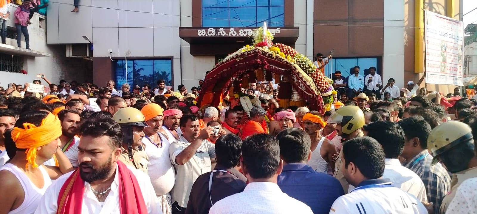 ಕೊಟ್ಟೂರಿನ ಕೊಟ್ಟೂರೇಶ್ವರಸ್ವಾಮಿ ರಥೋತ್ಸವ ಅಂಗವಾಗಿ ಸೋಮವಾರ ಪಲ್ಲಕ್ಕಿ ಉತ್ಸವ ಜರುಗಿತು