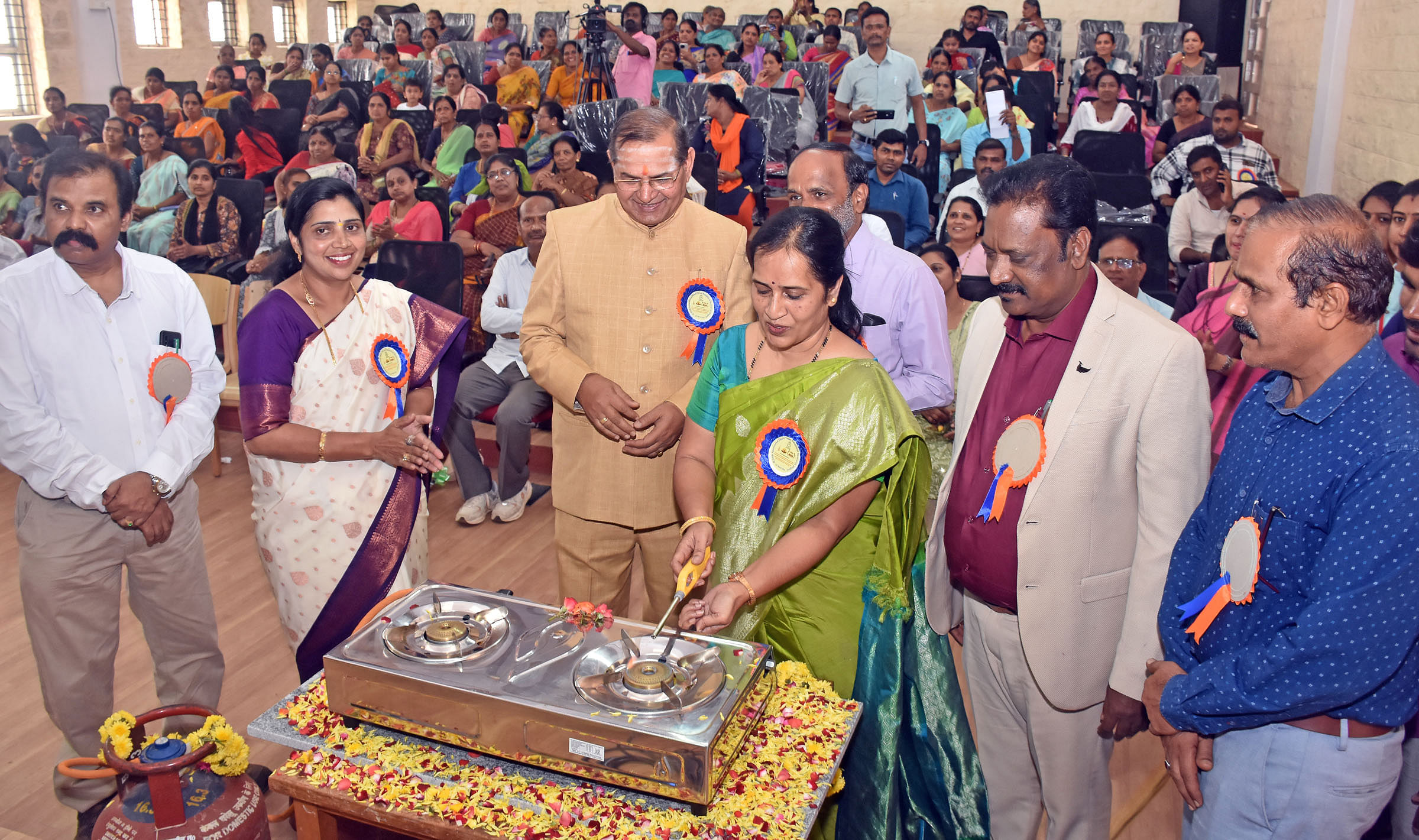 ಕರಾಮುವಿ ನಳ ಸಭಾಂಗಣದಲ್ಲಿ ಶನಿವಾರ ಆಯೋಜಿಸಿದ್ದ ಕಾರ್ಯಾಗಾರವನ್ನು ಪ್ರೊ. ಎಚ್.ಆರ್. ಉಮಾ ಗ್ಯಾಸ್‌ ಸ್ಟೌ ಹೊತ್ತಿಸುವ ಮೂಲಕ ಉದ್ಘಾಟಿಸಿದರು. ಆರ್‌.ಎಚ್‌. ಪವಿತ್ರಾ, ಕೆ. ರಾಮೇಶ್ವರಪ್ಪ, ಪ್ರೊ. ಶರಣಪ್ಪ ಹಲಸೆ, ಎಚ್‌. ವಿಶ್ವನಾಥ್‌ ಜೊತೆಗಿದ್ದರು