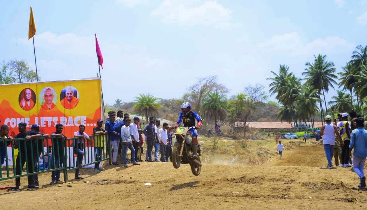 ನಾಗಮಂಗಲ ತಾಲ್ಲೂಕಿನ ಆದಿಚುಂಚನಗಿರಿ ಜಾತ್ರಾ ಮಹೋತ್ಸವದ ಅಂಗವಾಗಿ ಆಯೋಜಿಸಿದ್ದ ಬಿ.ಜಿ.ಎಸ್ ಡರ್ಟ್ ಟ್ರ್ಯಾಕ್ ಬೈಕ್ ರೇಸ್ ನಲ್ಲಿ ಸ್ಪರ್ಧಿಯೊಬ್ಬರು ಗುರಿಯೆಡೆಗೆ ಸಾಗಲು ಬೈಕ್ ಅನ್ನು ಮುನ್ನುಗಿಸುತ್ತಿರುವುದು.