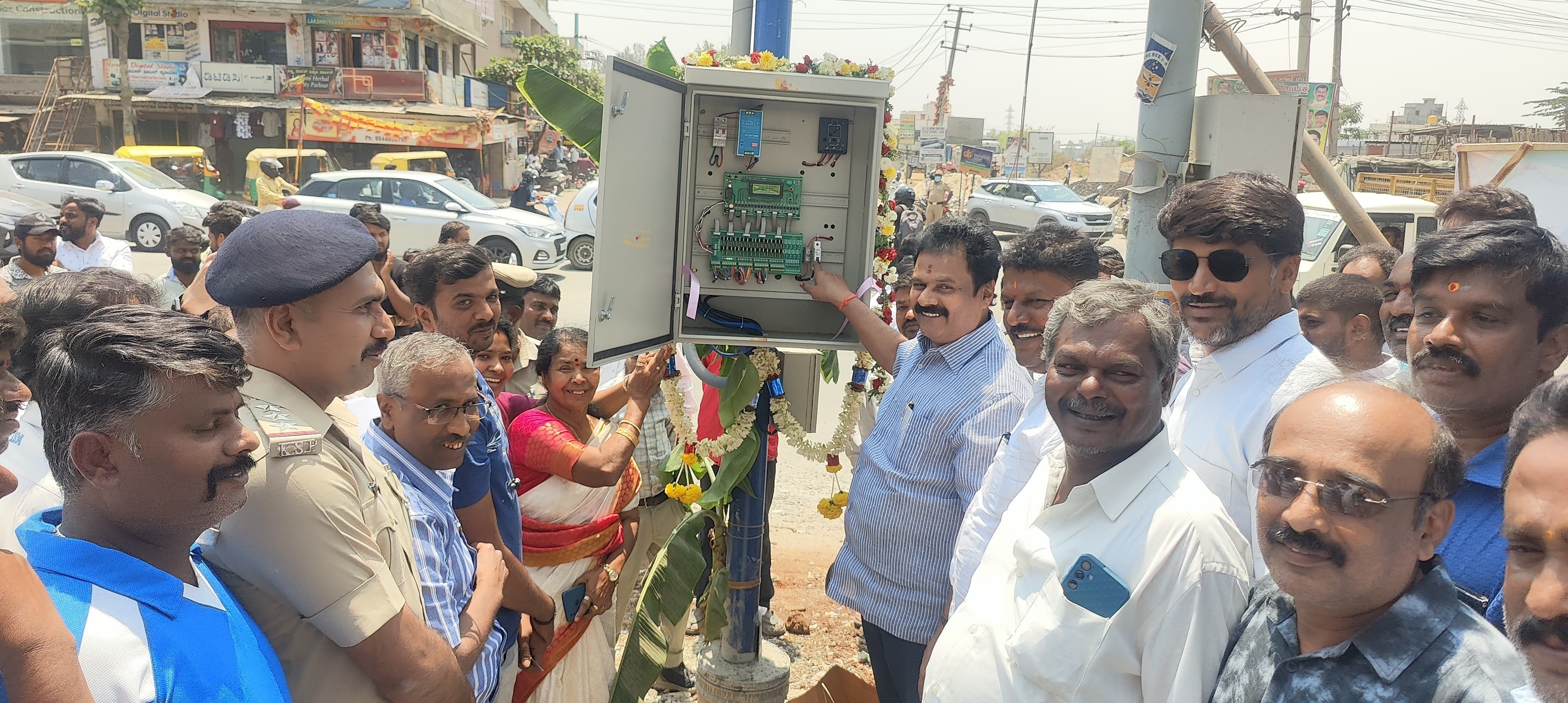 ಆನೇಕಲ್ ತಾಲ್ಲೂಕಿನ ದೊಮ್ಮಸಂದ್ರ ಸಮೀಪದ ಮುತ್ತಾನಲ್ಲೂರು ಕ್ರಾಸ್‌ನಲ್ಲಿ ಅಳವಡಿಸಲಾಗಿರುವ ಟ್ರಾಫಿಕ್ ಸಂಚಾರ ದೀ‍ಪ ವ್ಯವಸ್ಥೆಗೆ ಶಾಸಕ ಬಿ.ಶಿವಣ್ಣ ಚಾಲನೆ ನೀಡಿದರು