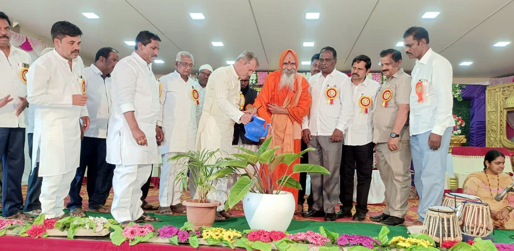 ಮುದ್ದೇಬಿಹಾಳ ಪಟ್ಟಣದ ಹುಡ್ಕೋದಲ್ಲಿರುವ ಟಾಪ್ ಇನ್ ಟೌನ್ ಹಾಲ್‌ನಲ್ಲಿ ಸೋಮವಾರ ಕರ್ನಾಟಕ ರಾಜ್ಯ ನದಾಫ/ಪಿಂಜಾರ ಸಂಘದ ತಾಲ್ಲೂಕು ಘಟಕದ ನೂತನ ಪದಾಧಿಕಾರಿಗಳ ಪದಗ್ರಹಣ ಹಾಗೂ ಸನ್ಮಾನ ಸಮಾರಂಭಕ್ಕೆ ಶಾಸಕ ಸಿ.ಎಸ್.ನಾಡಗೌಡ ಅಪ್ಪಾಜಿ ಚಾಲನೆ ನೀಡಿದರು. ಹಿರೂರು ಜಯಸಿದ್ದೇಶ್ವರ ಶಿವಾಚಾರ್ಯರು ಪಾಲ್ಗೊಂಡಿದ್ದರು