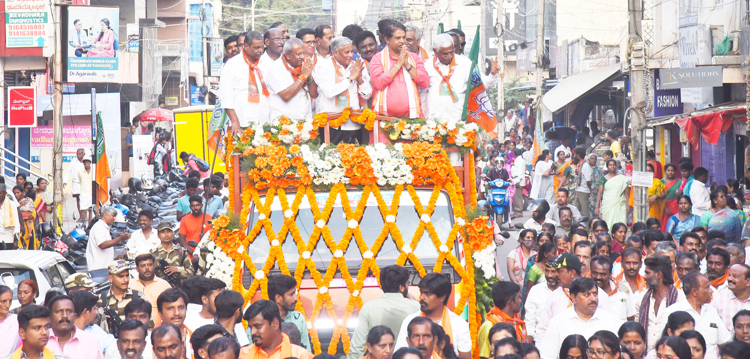 ತುಮಕೂರಿನಲ್ಲಿ ಶುಕ್ರವಾರ ಲೋಕಸಭಾ ಕ್ಷೇತ್ರದ ಬಿಜೆಪಿ ಅಭ್ಯರ್ಥಿ ವಿ.ಸೋಮಣ್ಣ ಮೆರವಣಿಗೆ ನಡೆಸಿದರು. ಶಾಸಕರಾದ ಬೈರತಿ ಬಸವರಾಜು, ಜಿ.ಬಿ.ಜ್ಯೋತಿಗಣೇಶ್‌, ವಿಧಾನ ಪರಿಷತ್‌ ಸದಸ್ಯ ಚಿದಾನಂದ್‌ ಎಂ.ಗೌಡ ಇತರರು ಭಾಗವಹಿಸಿದ್ದರು