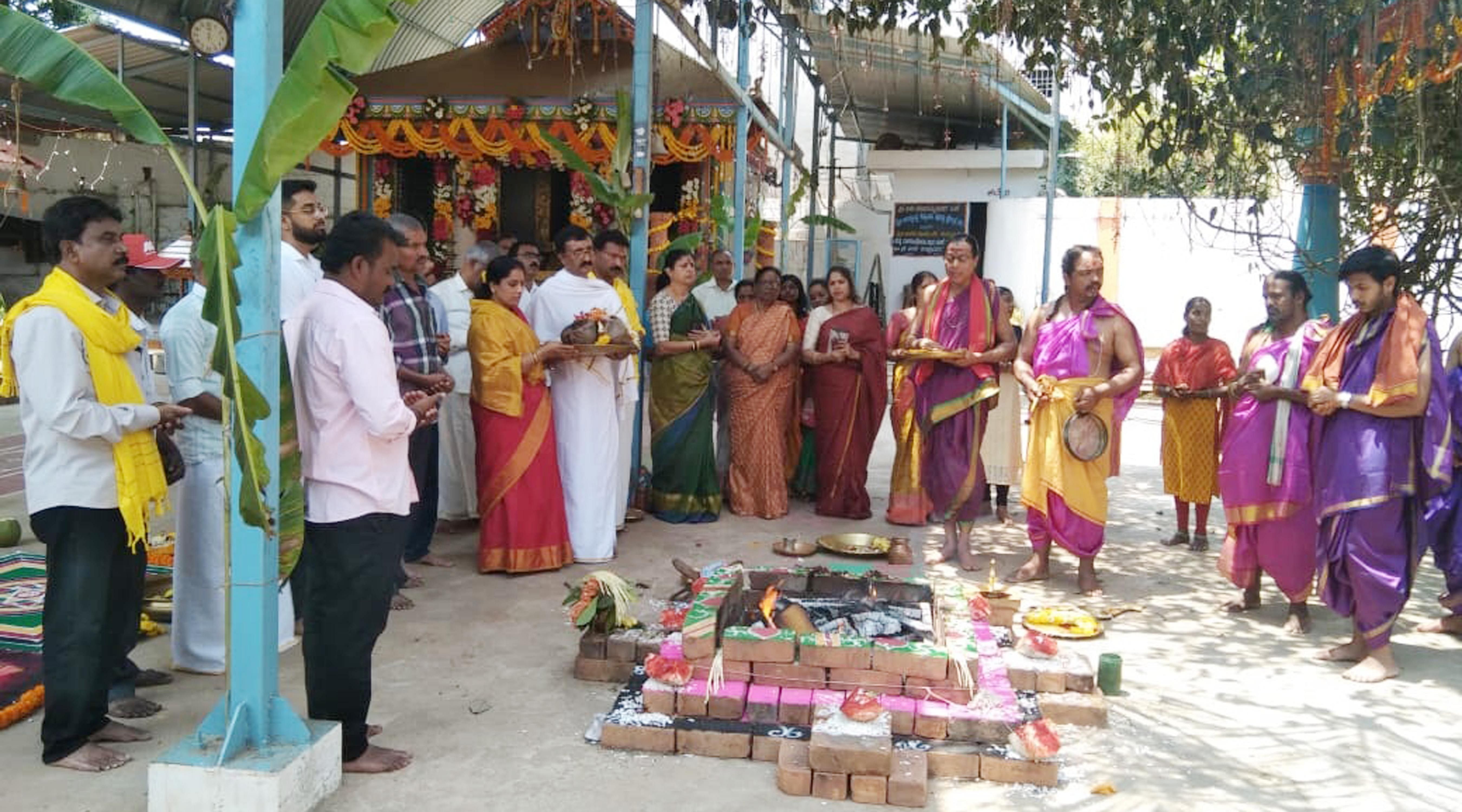 ಮೂಡಿಗೆರೆ ಪಟ್ಟಣದ ಹಿರೇದೇವಿರಮ್ಮನ ಬನದ ಅಯ್ಯಪ್ಪ ಸ್ವಾಮಿ ದೇವಾಲಯದಲ್ಲಿ ಬುಧವಾರ ವಾರ್ಷಿಕೋತ್ಸವದ ಅಂಗವಾಗಿ  ದುರ್ಗಾಹೋಮ ನಡೆಯಿತು