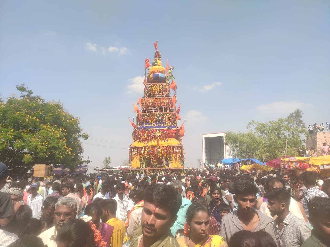 ಮಧುಗಿರಿ ತಾಲ್ಲೂಕು ಜಕ್ಕೇನಹಳ್ಳಿ ಅಹೋಬಲ ಲಕ್ಷ್ಮಿರಂಗನಾಥ ರಥೋತ್ಸವದಲ್ಲಿ ಪಾಲ್ಗೊಂಡಿದ್ದ ಜನ