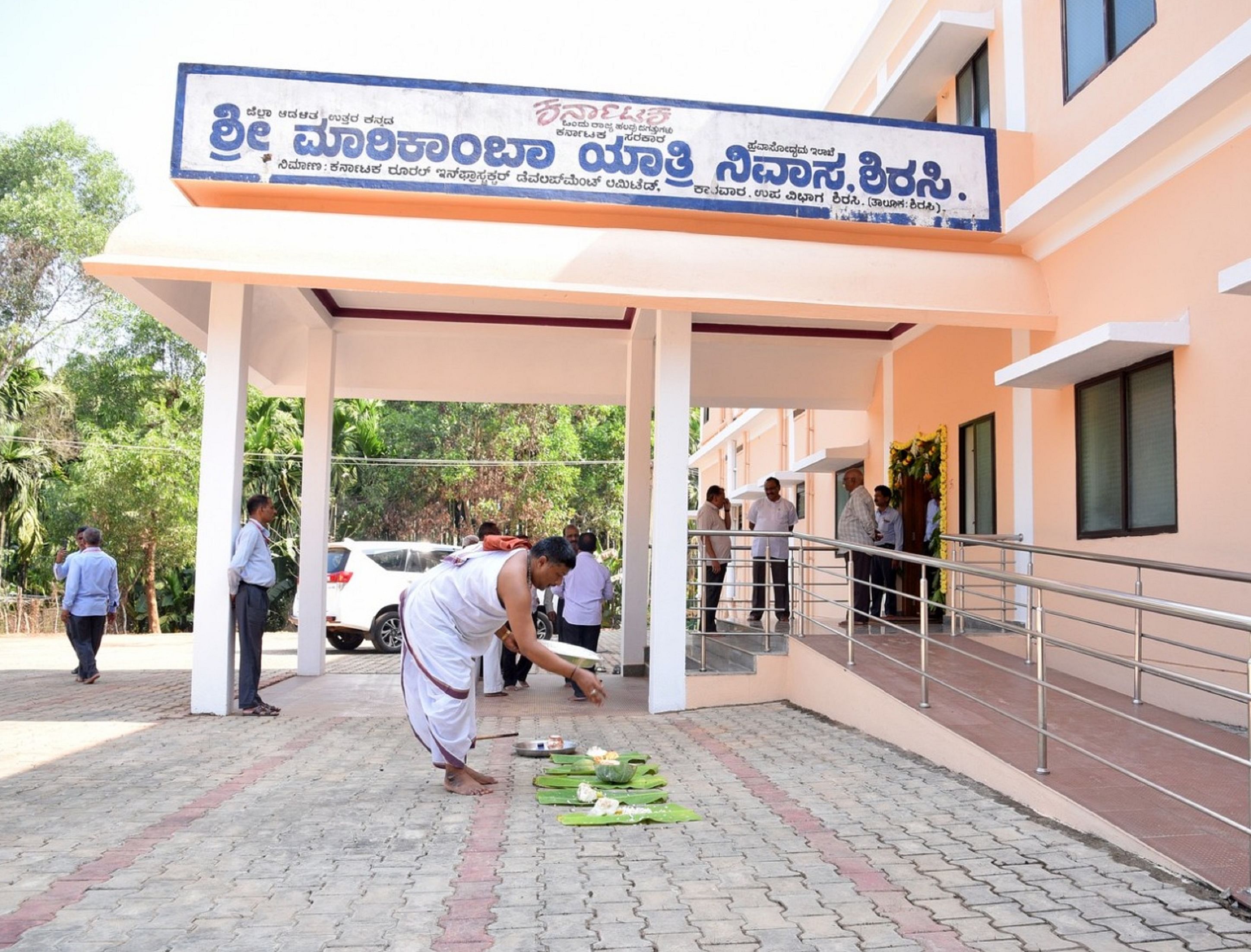 ಮಾರಿಕಾಂಬಾ ದೇವಾಲಯದ ಯಾತ್ರಿ ನಿವಾಸವನ್ನು ವಿದ್ಯುಕ್ತವಾಗಿ ಪೂಜಿಸುವ ಮೂಲಕ ಭಕ್ತರ ಅನುಕೂಲಕ್ಕೆ ಮುಕ್ತ ಮಾಡಲಾಯಿತು.