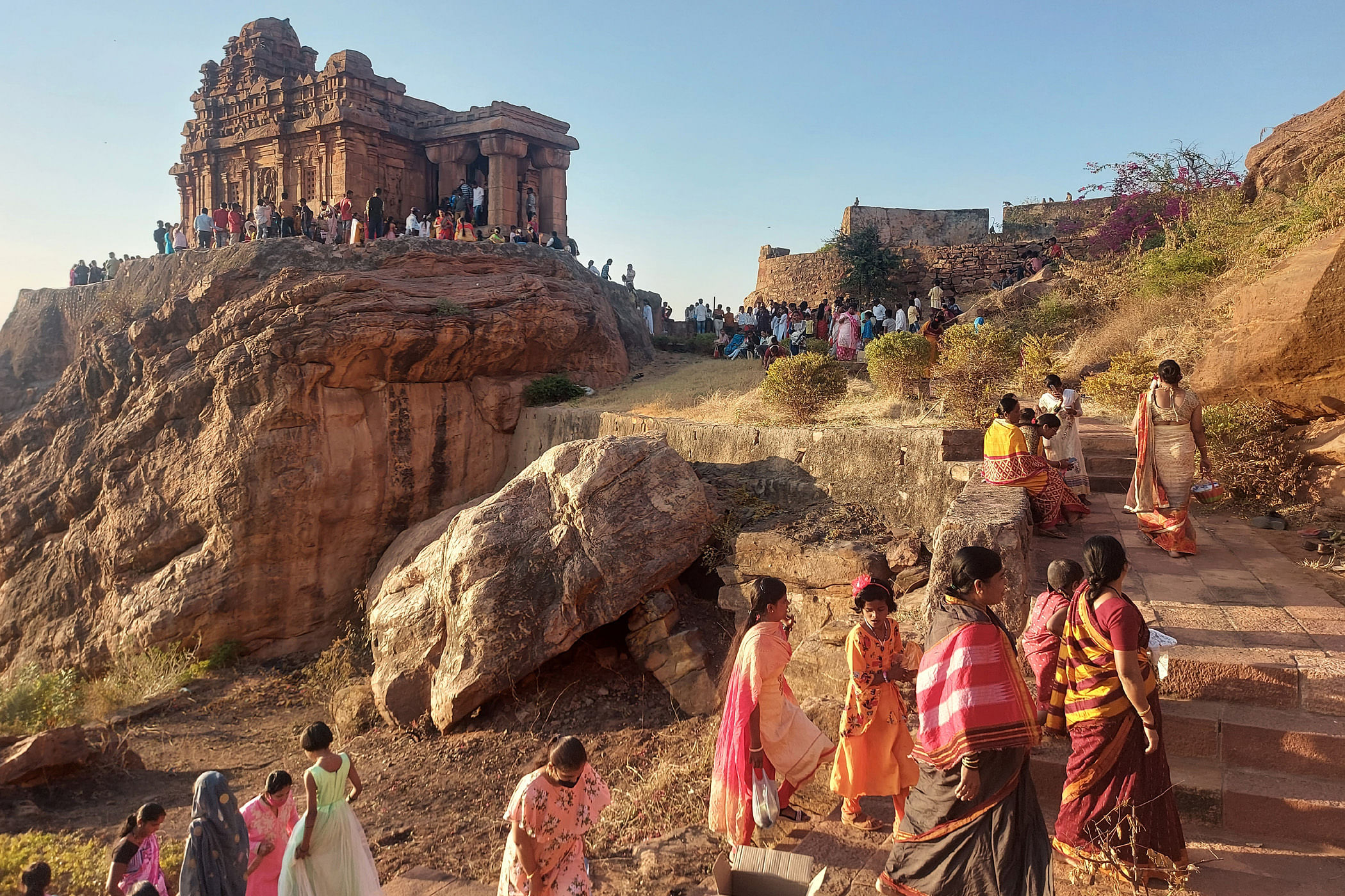 ಮಹಾಶಿವರಾತ್ರಿ ಆಚರಣೆ ಅಂಗವಾಗಿ ಬಾದಾಮಿ ಏಕಶಿಲಾ ಬೆಟ್ಟದ ಮೇಲಿರುವ ಮಾಲೆಗಿತ್ತಿ ಶಿವಾಲಯಕ್ಕೆ ಭಕ್ತರ ದಂಡು