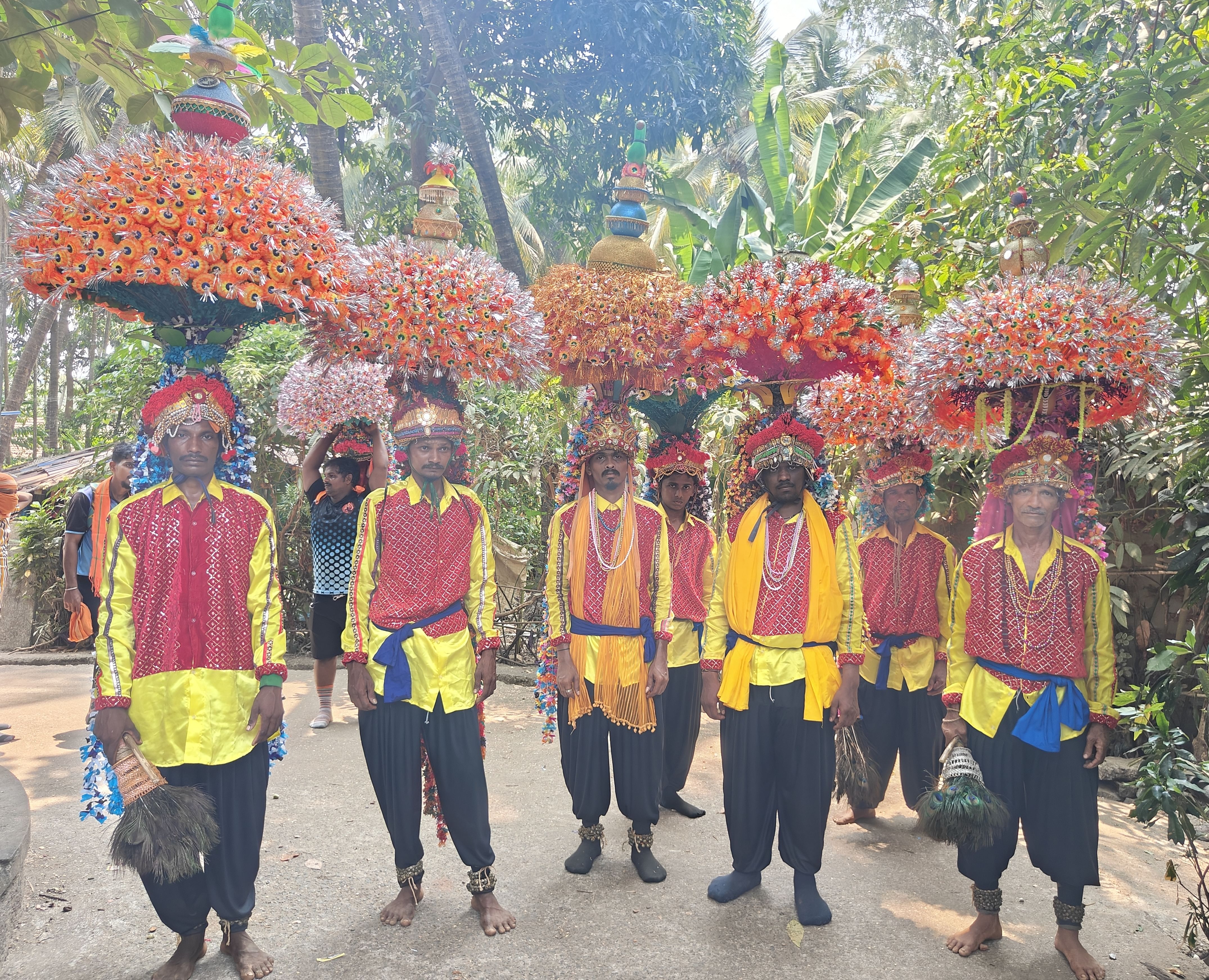 ಕಾರವಾರದ ಬೈತಕೋಲಕ್ಕೆ ಬಂದಿದ್ದ ಅಂಕೋಲಾದ ಬೆಳಂಬಾರ ಗ್ರಾಮದ ಸುಗ್ಗಿ ಕುಣಿತದ ಕಲಾವಿದರು