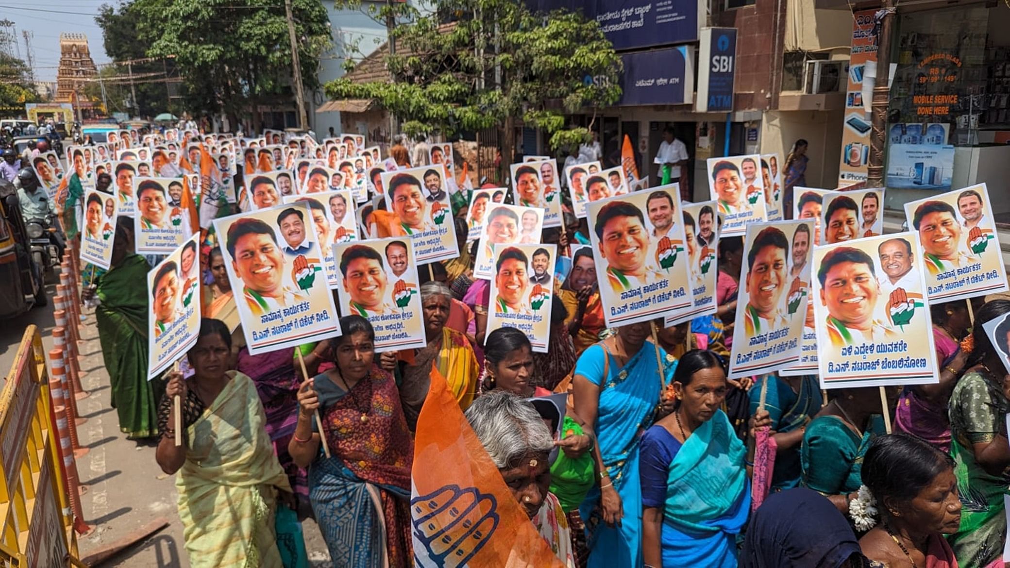 ಡಿ.ಎನ್‌.ನಟರಾಜು ಅವರಿಗೆ ಕಾಂಗ್ರೆಸ್‌ ಟಿಕೆಟ್‌ ನೀಡಬೇಕು ಎಂದು ಒತ್ತಾಯಿಸಿ, ಅವರ ಬೆಂಬಲಿಗರು ಬುಧವಾರ ಚಾಮರಾಜನಗರದಲ್ಲಿ ಮೆರವಣಿಗೆ ನಡೆಸಿದರು