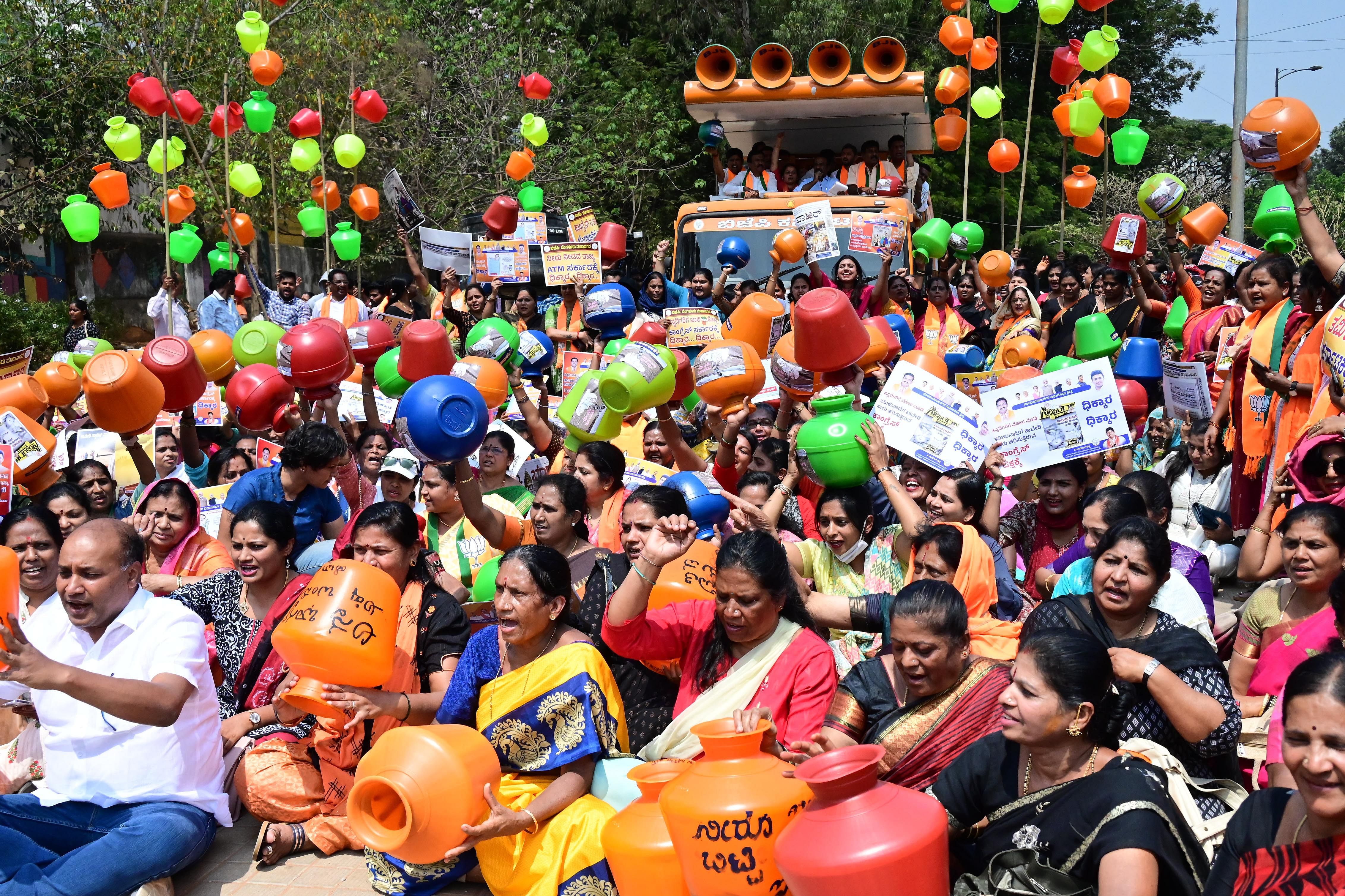 ಕುಡಿಯುವ ನೀರು ಪೂರೈಸುವಲ್ಲಿ ರಾಜ್ಯ ಸರ್ಕಾರ ವಿಫಲವಾಗಿದೆ ಎಂದು ಆರೋಪಿಸಿ ಬಿಜೆಪಿ ಕಾರ್ಯಕರ್ತರು ಬೆಂಗಳೂರಿನ ಸ್ವಾತಂತ್ರ್ಯ ಉದ್ಯಾನದಲ್ಲಿ ಮಂಗಳವಾರ ಖಾಲಿ ಕೊಡ ಹಿಡಿದು ಪ್ರತಿಭಟನೆ ನಡೆಸಿದರು
– ಪ್ರಜಾವಾಣಿ ಚಿತ್ರ