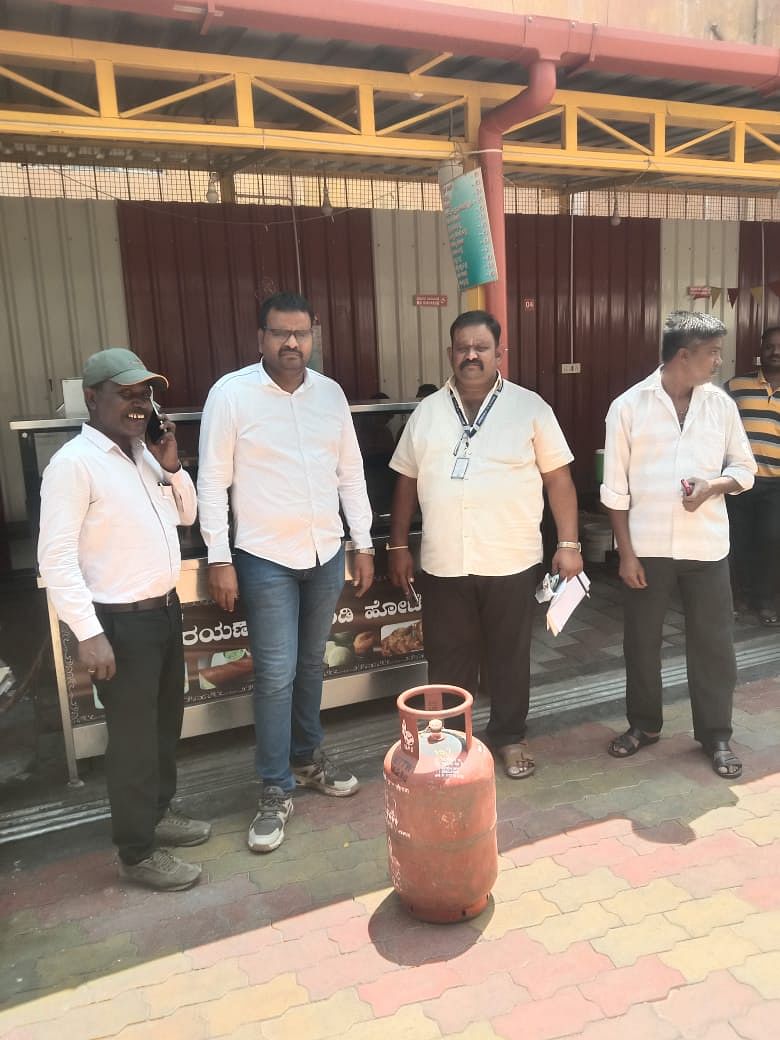 ವಶಪಡಿಸಿಕೊಂಡಿರುವ ಸಿಲಿಂಡರ್ ಗಳು