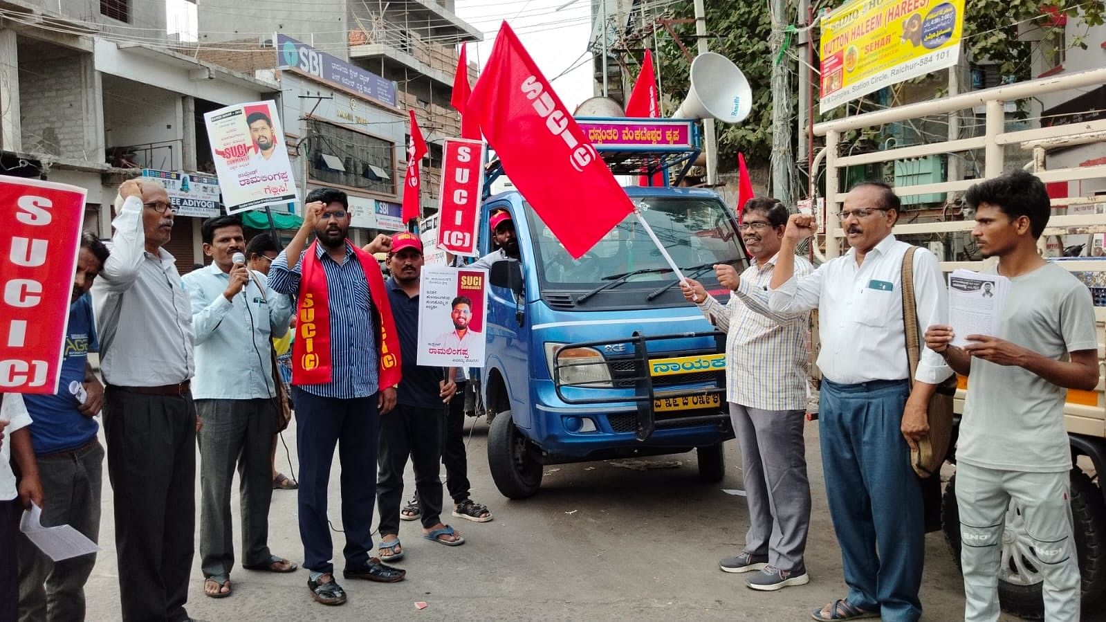 ರಾಯಚೂರಿನ ತೀನ್ ಖಂದಿಲ್ ವೃತ್ತದಲ್ಲಿ ಎಸ್‌ಯುಸಿಐ ಪಕ್ಷದ ಪ್ರಚಾರ ವಾಹನಕ್ಕೆ ಜಿಲ್ಲಾ ಘಟಕದ ಕಾರ್ಯದರ್ಶಿ ಚಂದ್ರಗಿರೀಶ ಚಾಲನೆ ನೀಡಿದರು