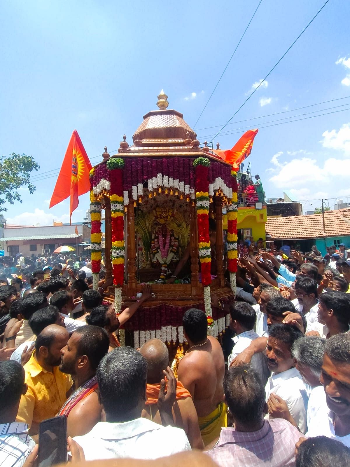 ಹನೂರು ಪಟ್ಟಣದಲ್ಲಿ ಮಂಗಳವಾರ ಬೆಟ್ಟಳ್ಳಿ ಮಾರಮ್ಮನ ಜಾತ್ರಾ ಮಹೋತ್ಸವ ಅಂಗವಾಗಿ ರಥೋತ್ಸವ ಜರಗಿತು.