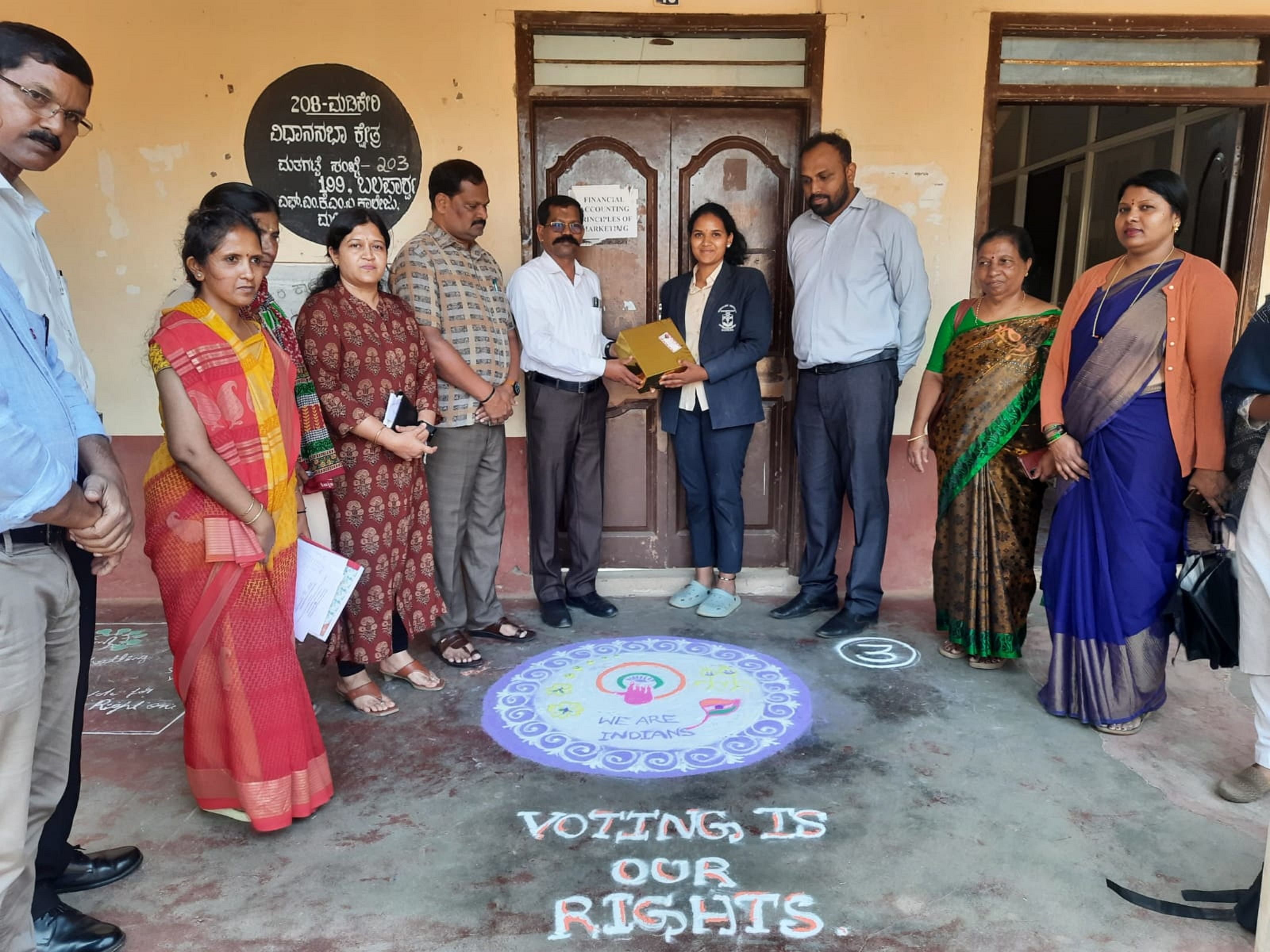 ಲೋಕಸಭಾ ಚುನಾವಣೆಯಲ್ಲಿ ಮತದಾನ ಮಾಡುವಂತೆ ಜಾಗೃತಿ ಮೂಡಿಸಲು ಮಡಿಕೇರಿಯ ಫೀಲ್ಡ್ ಮಾರ್ಷಲ್ ಕೆ.ಎಂ. ಕಾರ್ಯಪ್ಪ ಕಾಲೇಜಿನಲ್ಲಿ ಗುರುವಾರ ರಂಗೋಲಿ ಸ್ಪರ್ಧೆಯಲ್ಲಿ ವಿಜೇತರಾದವರಿಗೆ ಕಾಲೇಜಿನ ಪ್ರಾಂಶುಪಾಲ ಮೇಜರ್ ಪ್ರೊ.ರಾಘವ ಬಿ,ಪ್ರಶಸ್ತಿ ನೀಡಿದರು. ನಗರಸಭೆಯ ಪರಿಸರ ಎಂಜಿನಿಯರ್ ಸೌಮ್ಯಾ, ಪೌರಾಯುಕ್ತ ವಿಜಯ್, ಮುಖ್ಯ ಲೆಕ್ಕಾಧಿಕಾರಿ ಜ್ಹುವೆಲ್ ಖಾನ್ ಭಾಗವಹಿಸಿದ್ದರು.