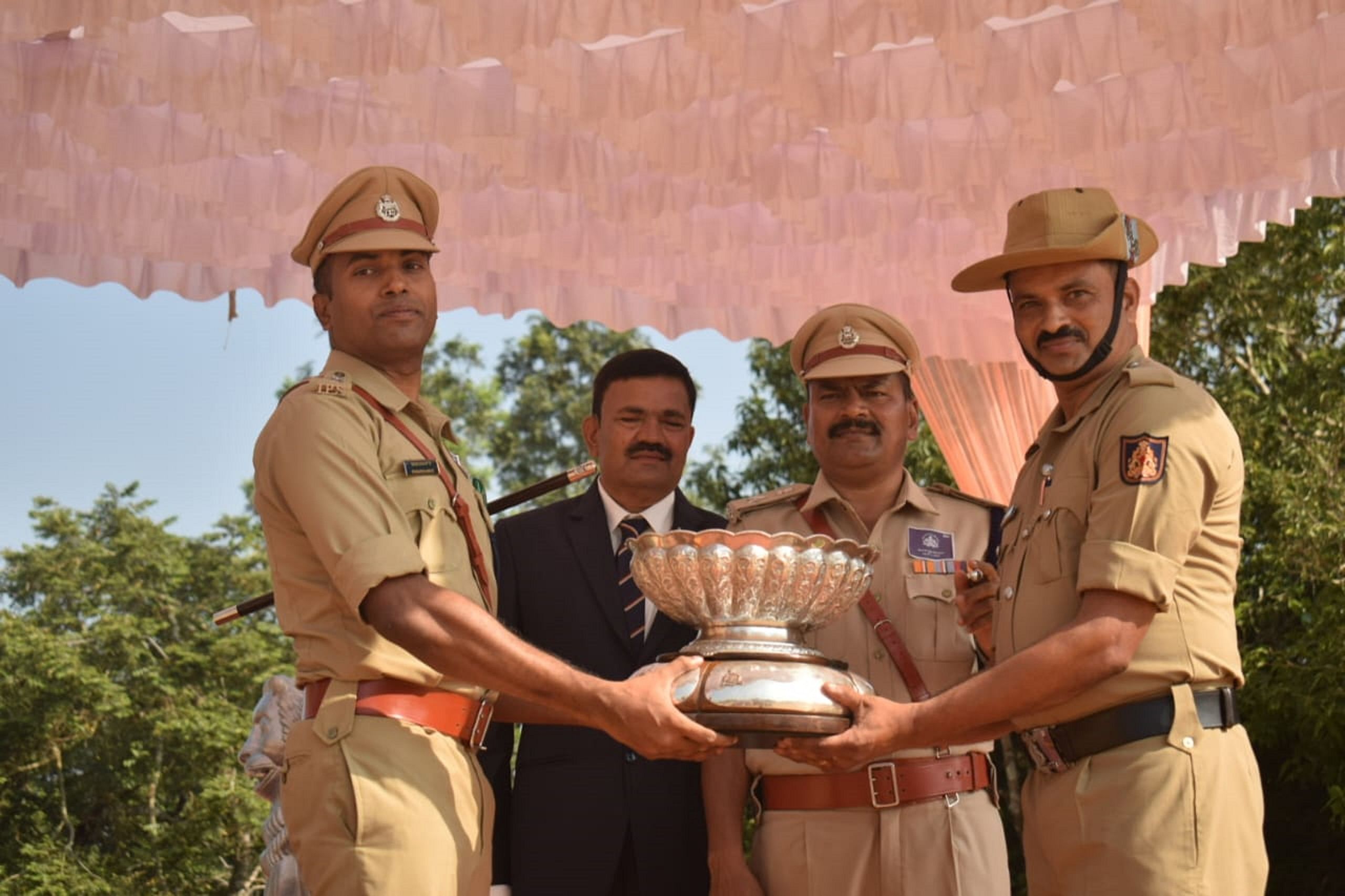 ಭಾಗಮಂಡಲ ಠಾಣೆಯ ಹೆಡ್‌ಕಾನ್‌ಸ್ಟೆಬಲ್ ಪಿ.ಎಂ.ಸುನಿಲ್‌ಕುಮಾರ್ ಅವರಿಗೆ 2024ನೇ ಸಾಲಿನ ಫೀಲ್ಡ್ ಮಾರ್ಷಲ್ ಕೆ.ಎಂ.ಕಾರ್ಯಪ್ಪ ಟ್ರೋಫಿಯನ್ನು ಜಿಲ್ಲಾ ಪೊಲೀಸ್ ವರಿಷ್ಠಾಧಿಕಾರಿ ಕೆ.ರಾಮರಾಜನ್ ಮಂಗಳವಾರ ಪ್ರದಾನ ಮಾಡಿದರು.