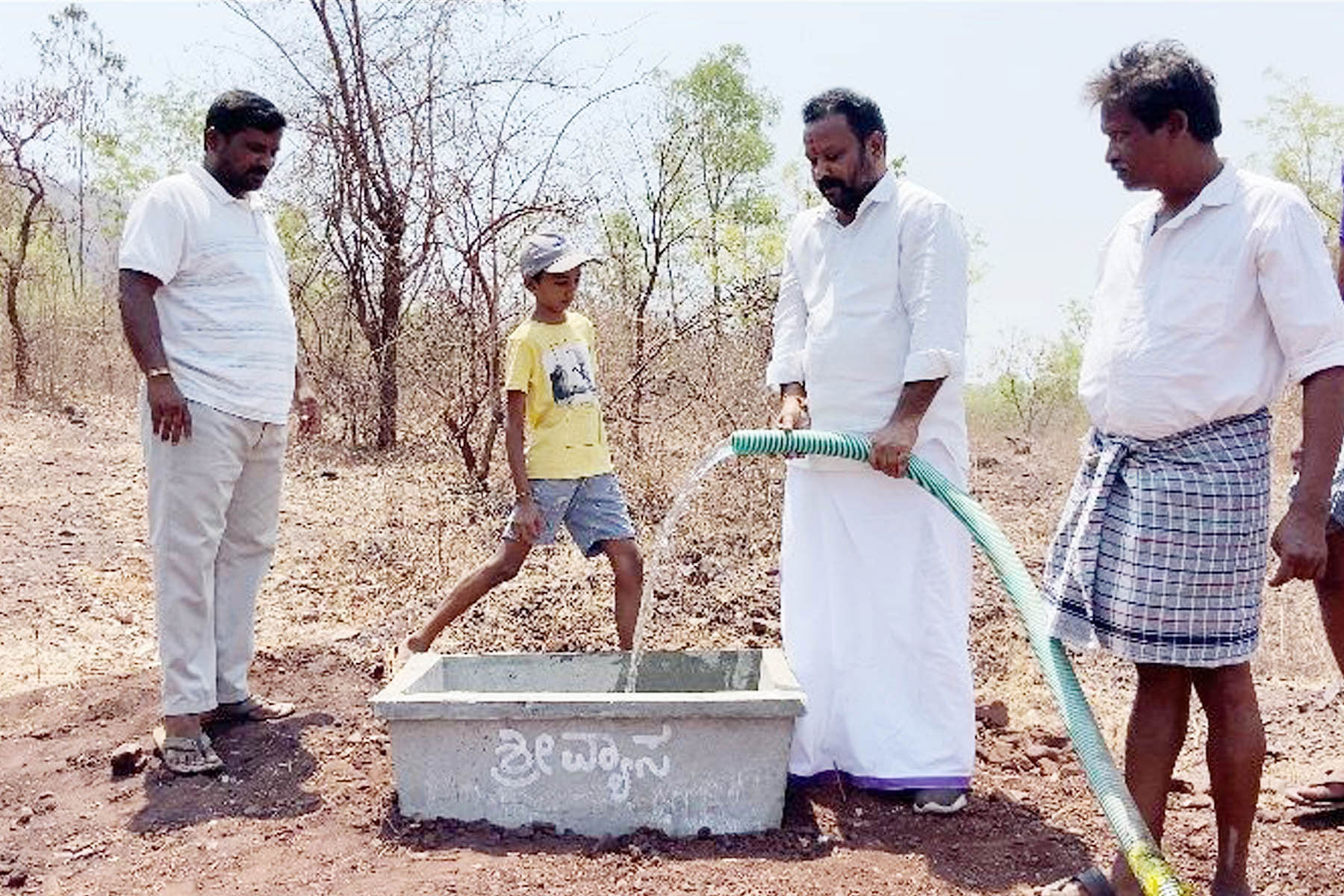 ಮರಿಯಮ್ಮನಹಳ್ಳಿ ಸಮೀಪದ ಗುಂಡಾ ಕಾಯ್ದಿಟ್ಟ ಅರಣ್ಯ ಪ್ರದೇಶದಲ್ಲಿ ಸಿಮೆಂಟ್ ತೊಟ್ಟಿಗಳಲ್ಲಿ ಸಮಾಜ ಸೇವಕ ಶ್ರೀನಿವಾಸ ವ್ಯಾಸನಕೆರೆ ಅವರು ನೀರು ತುಂಬಿಸುತ್ತಿರುವುದು