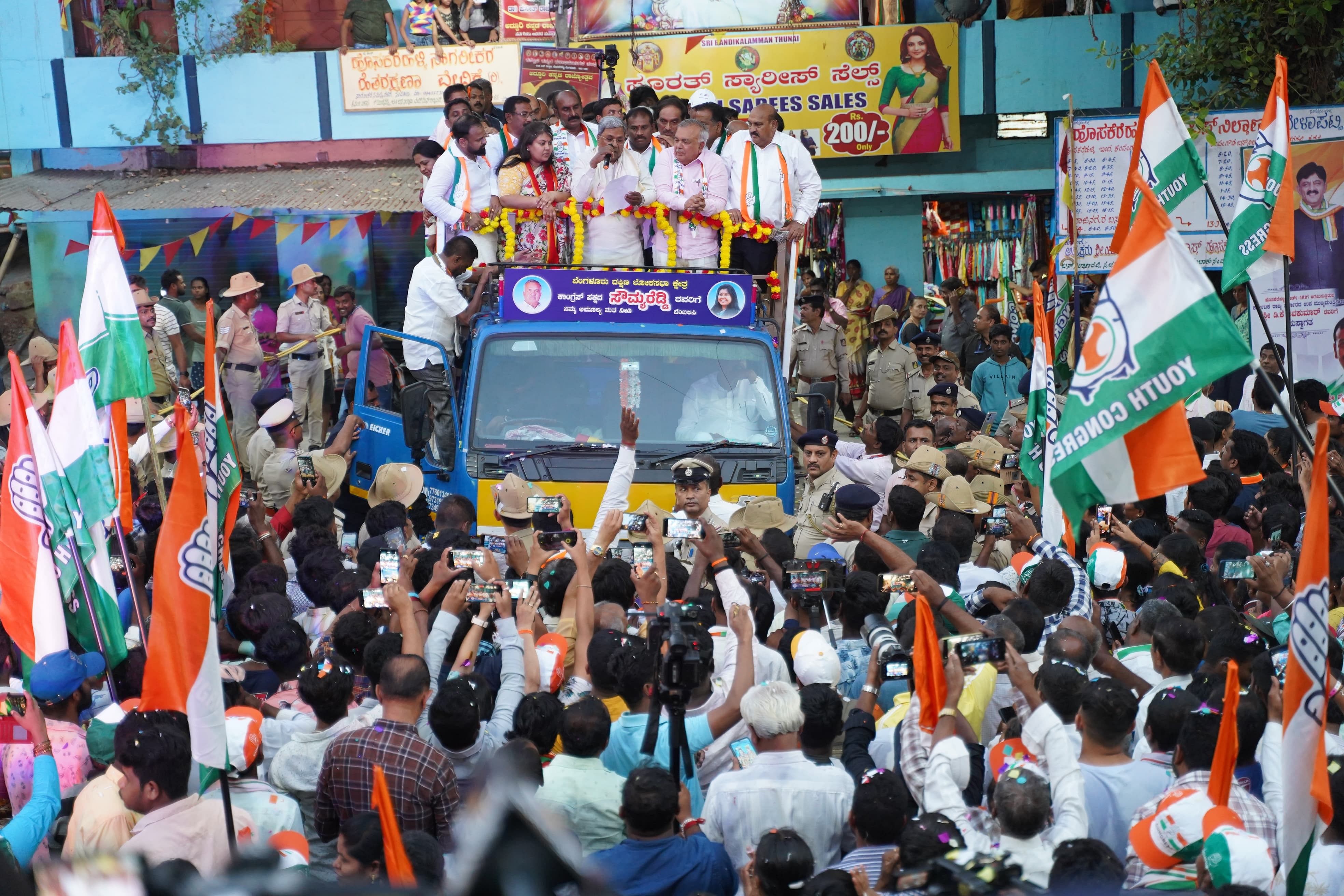 ಬೆಂಗಳೂರು ದಕ್ಷಿಣ ಕ್ಷೇತ್ರದಲ್ಲಿ ಮುಖ್ಯಮಂತ್ರಿ ಸಿದ್ದರಾಮಯ್ಯ ಪ್ರಚಾರ ನಡೆಸಿದರು.