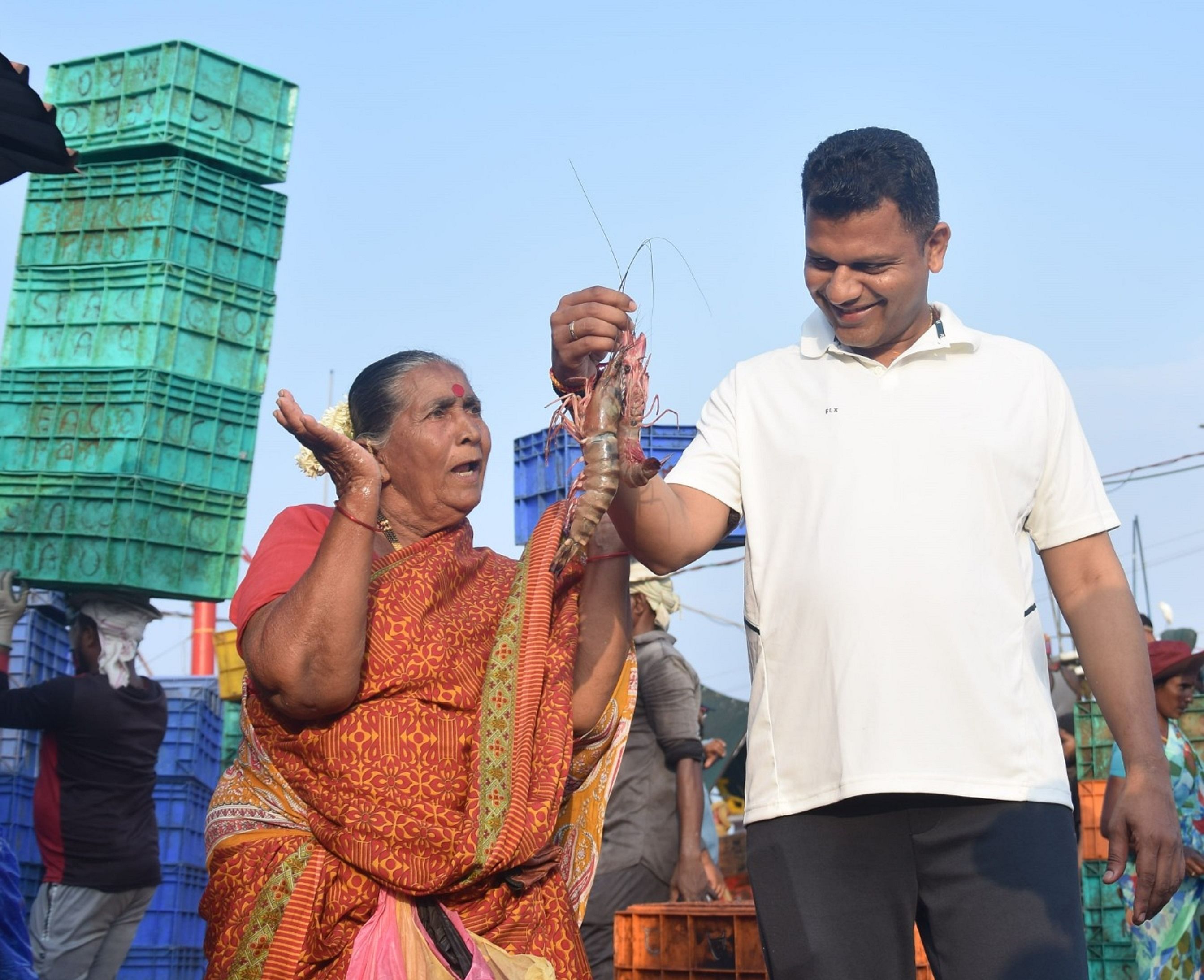 ಮಂಗಳೂರು ಮೀನುಗಾರಿಕಾ ಬಂದರಿನಲ್ಲಿ ಸೀಗಡಿಯ ದರ ವಿಚಾರಿಸಿದ ಬೃಜೇಶ್ ಚೌಟ