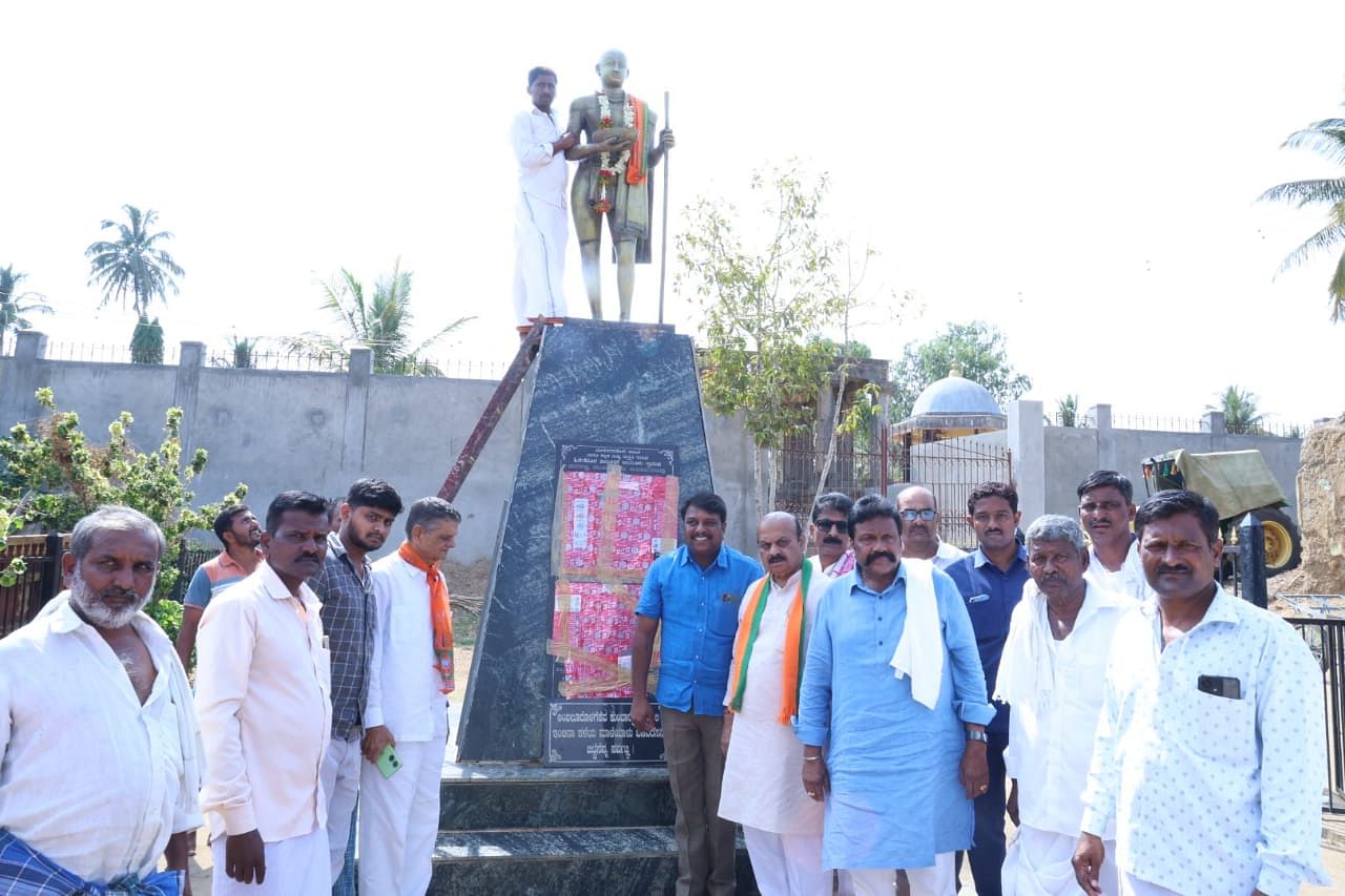 ಹಂಸಬಾವಿ ಸಮೀಪದ ಅಬಲೂರು ಗ್ರಾಮದಲ್ಲಿ ಚುನಾವಾಣಾ ಪ್ರಚಾರದ ವೇಳೆ ಬಸವರಾಜ ಬೊಮ್ಮಾಯಿ ಸರ್ವಜ್ಞನ ಮೂರ್ತಿಗೆ ಗೌರವ ಸಲ್ಲಿಸಿದರು