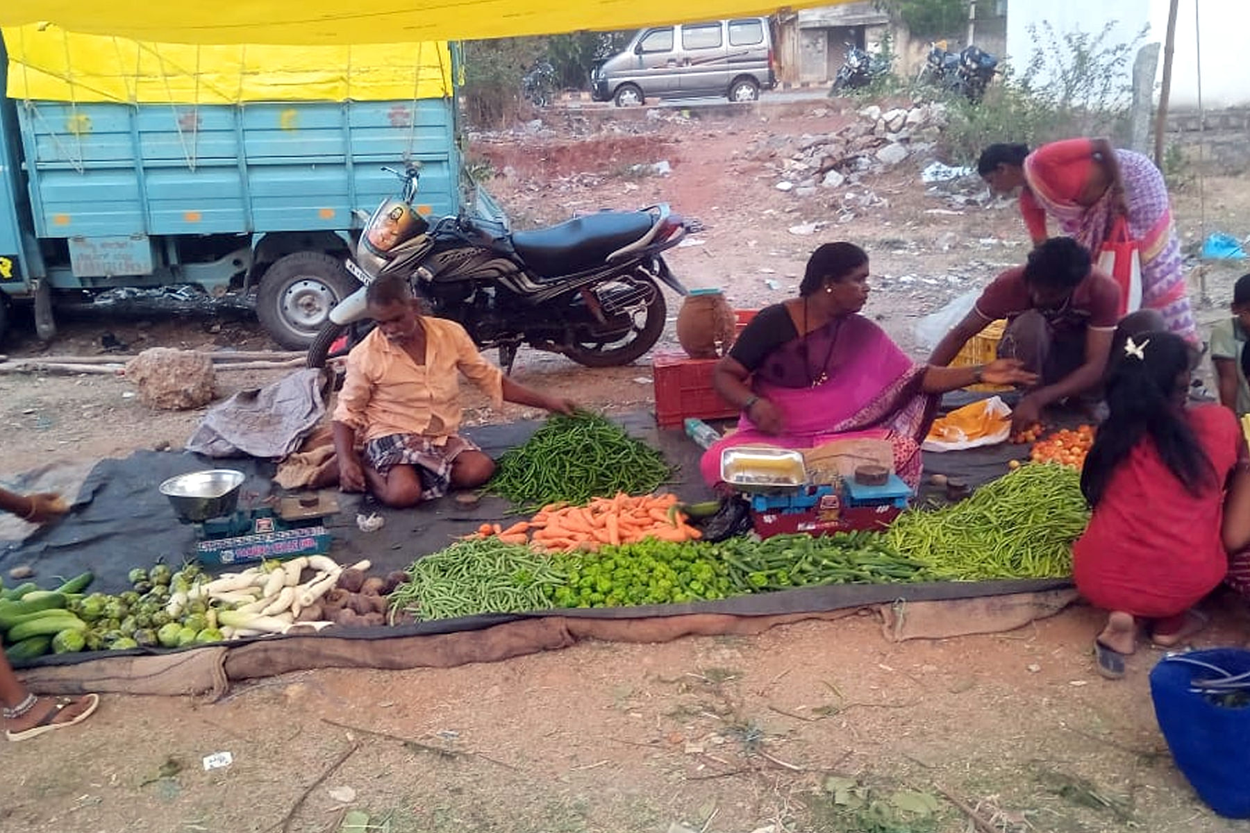 ತ್ಯಾವಣಿಗೆ ಗ್ರಾಮದಲ್ಲಿ ಭಾನುವಾರ ವಾರದ ಸಂತೆಯಲ್ಲಿ ತರಕಾರಿ ಬೆಲೆ ಏರಿಕೆ ಕಾರಣ ಗ್ರಾಹಕರು ವಿರಳವಾಗಿದ್ದರು