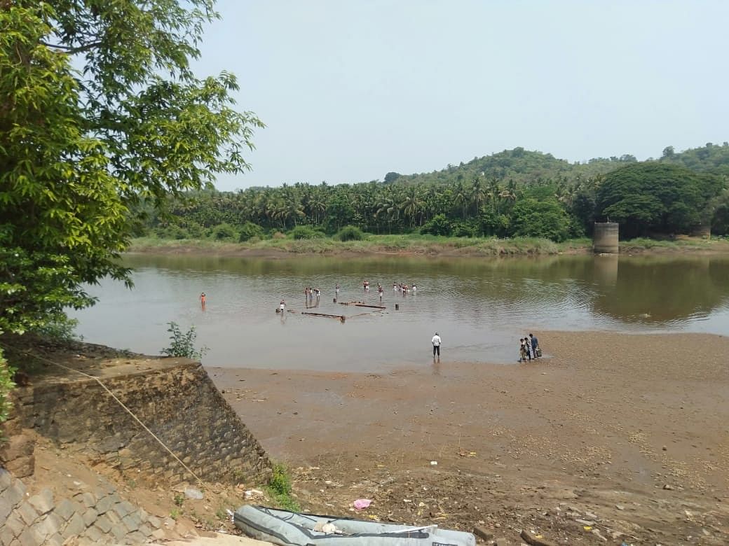 ಉಪ್ಪಿನಂಗಡಿ ಸಮೀಪದ ಬಿಳಿಯೂರುನಲ್ಲಿ ನೇತ್ರಾವತಿ ನದಿಗೆ ನಿರ್ಮಿಸಿರುವ ಅಣೆಕಟ್ಟೆಯಿಂದ ನೀರು ಬಿಟ್ಟಿದ್ದು, ನೇತ್ರಾವತಿ ನದಿಯ ಒಡಲು ಬರಿದಾಗಿದೆ