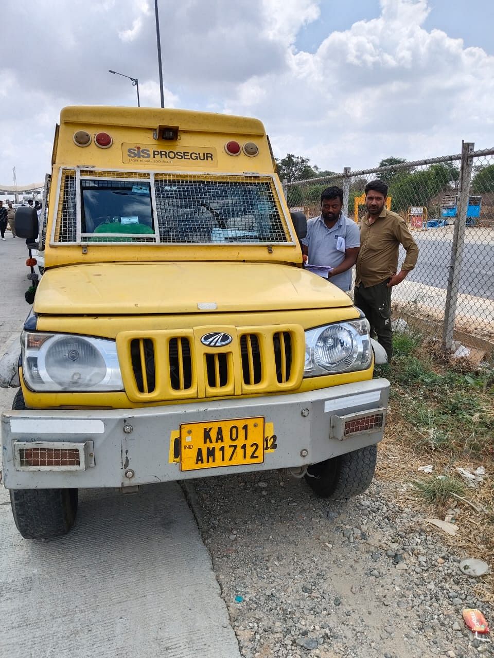 ರಾಮನಗರ ತಾಲ್ಲೂಕಿನ ಹೆಜ್ಜಾಲ ಚೆಕ್‌ಪೋಸ್‌ ಬಳಿ ಚುನಾವಣಾ ಅಧಿಕಾರಿಗಳು ವಶಕ್ಕೆ ಪಡೆದಿರುವ ಚಿನ್ನ ಮತ್ತು ಬೆಳ್ಳಿ ಸಾಗಿಸುತ್ತಿದ್ದ ವಾಹನ