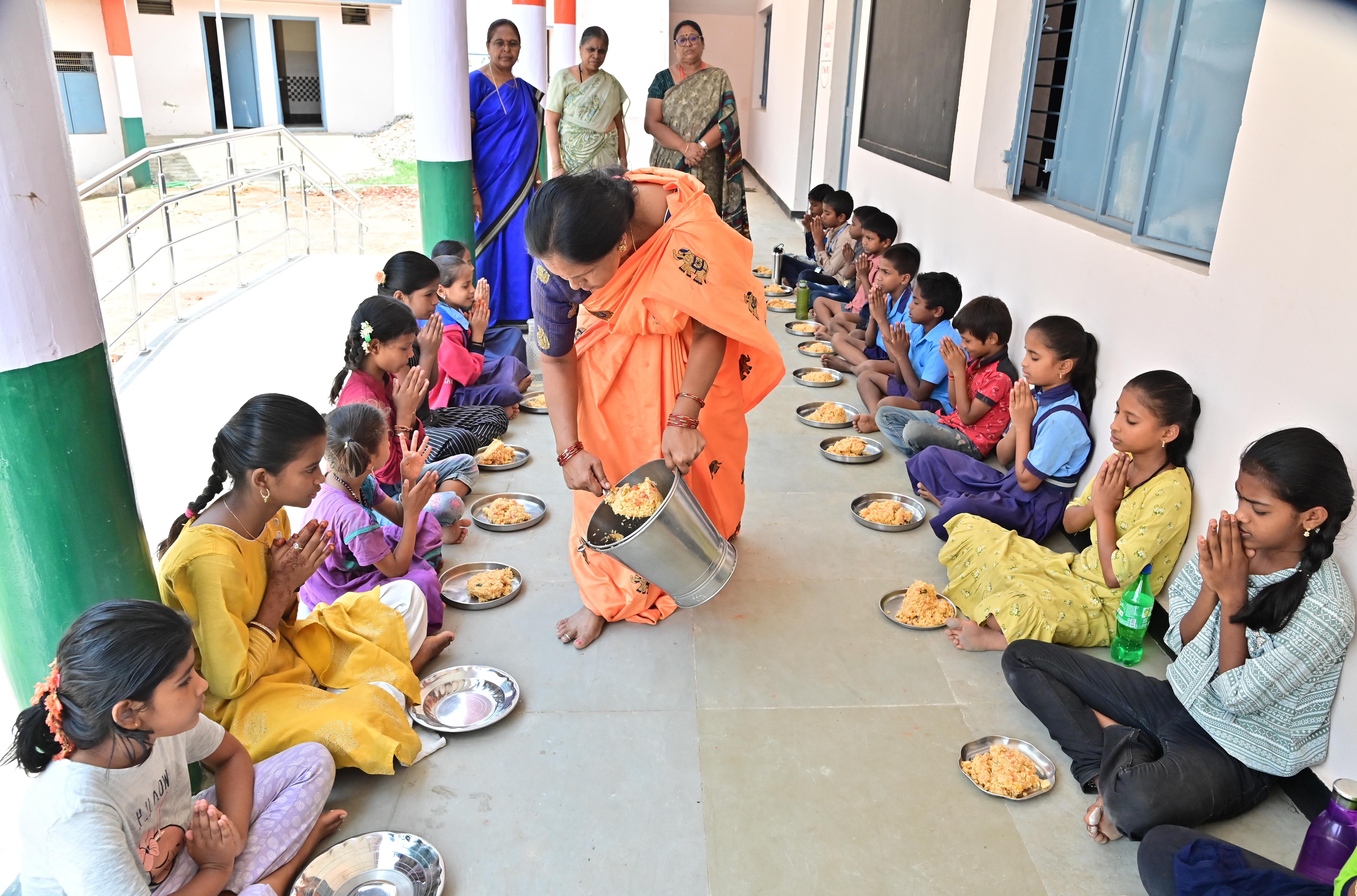 ದಾವಣಗೆರೆಯ ಶಾಲೆಯೊಂದರಲ್ಲಿ ವಿದ್ಯಾರ್ಥಿಗಳು ಬಿಸಿಯೂಟ ಸೇವಿಸುತ್ತಿರುವ ಸಾಂದರ್ಭಿಕ ಚಿತ್ರ