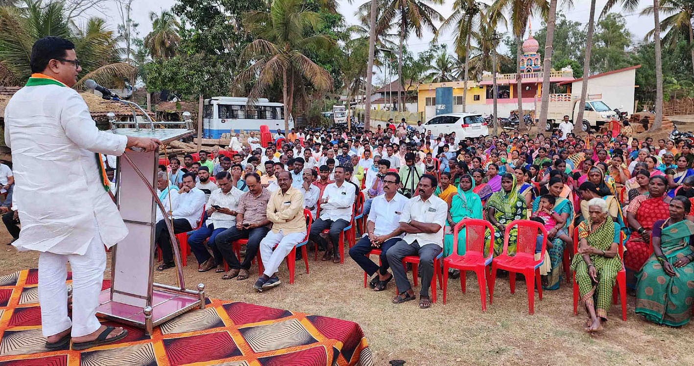 ಹಾನಗಲ್ ತಾಲ್ಲೂಕಿನ ಕ್ಯಾಸನೂರು ಗ್ರಾಮದಲ್ಲಿ ನಡೆದ ಹಾವೇರಿ ಲೋಕಸಭಾ ಕ್ಷೇತ್ರದ ಕಾಂಗ್ರೆಸ್ ಅಭ್ಯರ್ಥಿ ಆನಂದಸ್ವಾಮಿ ಗಡ್ಡದೇವರಮಠ ಪರ ಪ್ರಚಾರ ಸಭೆಯಲ್ಲಿ ಶಾಸಕ ಶ್ರೀನಿವಾಸ ಮಾನೆ ಮಾತನಾಡಿದರು