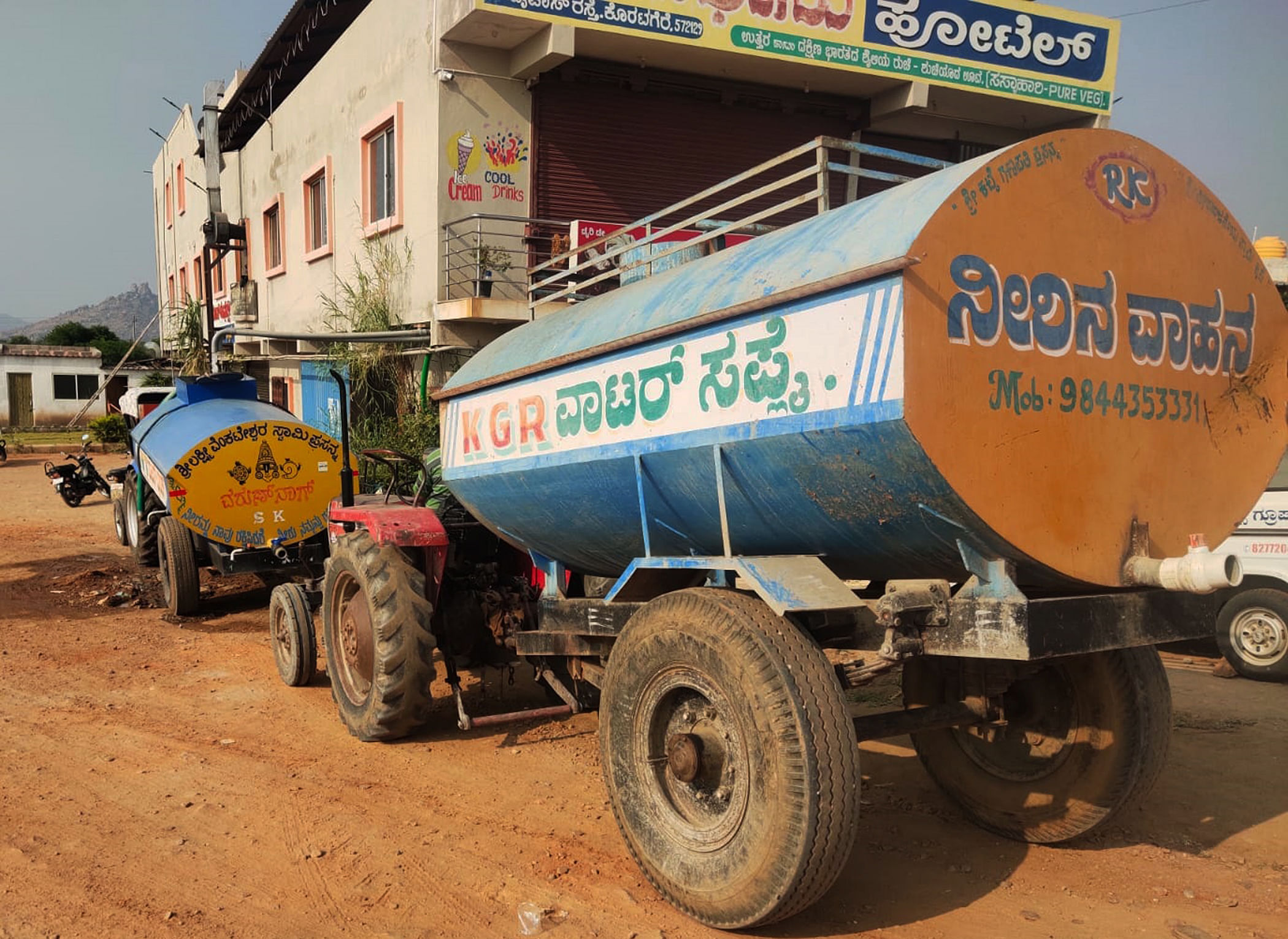 ಕೊರಟಗೆರೆಯಲ್ಲಿ ಕೊಳವೆಬಾವಿ ಎದುರು ಟ್ಯಾಂಕರ್