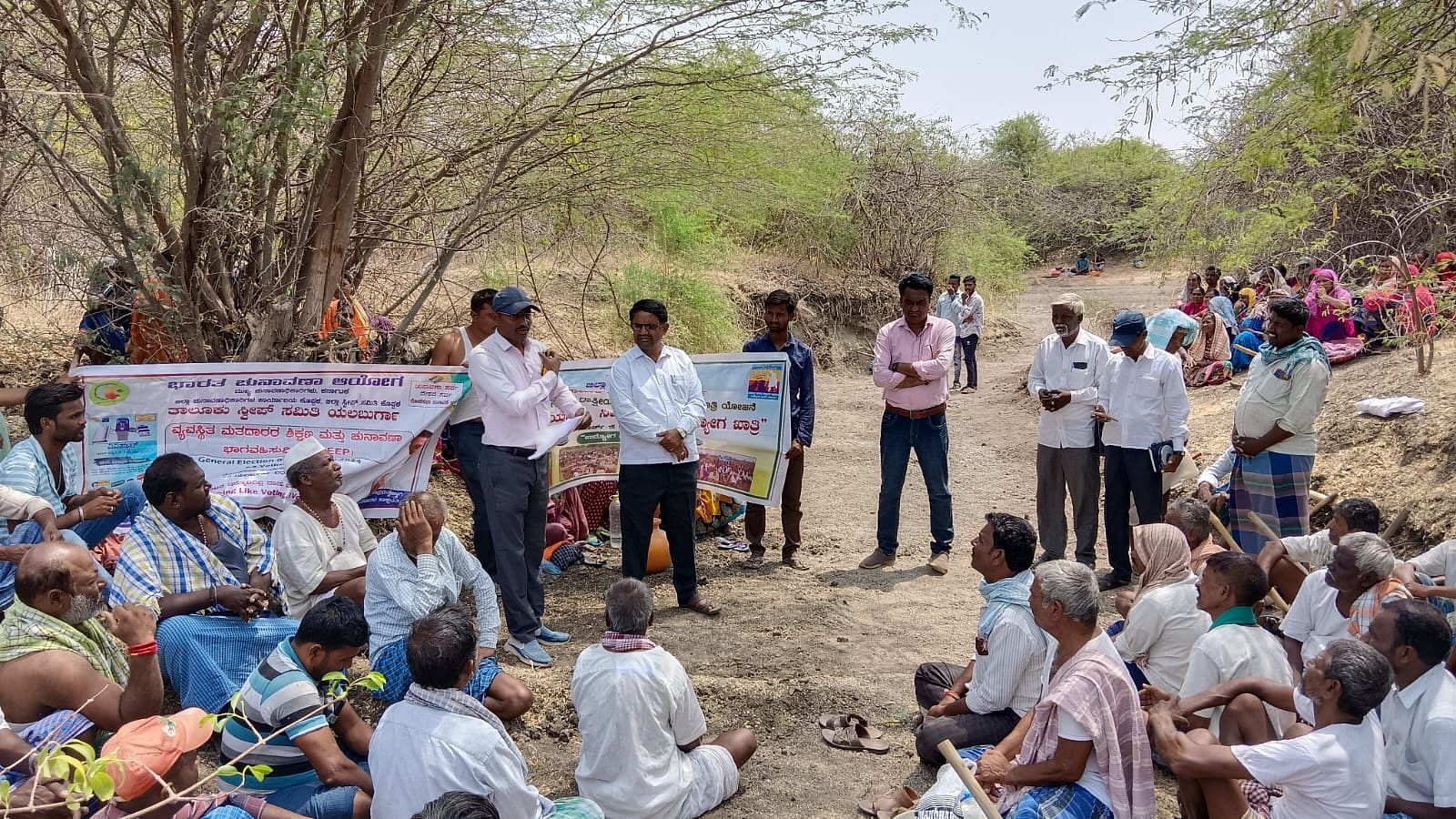 ಯಲಬುರ್ಗಾ ತಾಲ್ಲೂಕಿನ ಸಂಗನಾಳ ಗ್ರಾಮದ ಹೊರವಲಯದಲ್ಲಿ ನರೇಗಾ ಯೋಜನೆ ಕುರಿತ ಜಾಗೃತಿ ಅಭಿಯಾನದಲ್ಲಿ ತಾಲ್ಲೂಕು ಪಂಚಾಯಿತಿ ಸಹಾಯಕ ನಿರ್ದೇಶಕ ಹನಮಂತಗೌಡ ಪೊಲೀಸ್‍ಪಾಟೀಲ ಮಾತನಾಡಿದರು