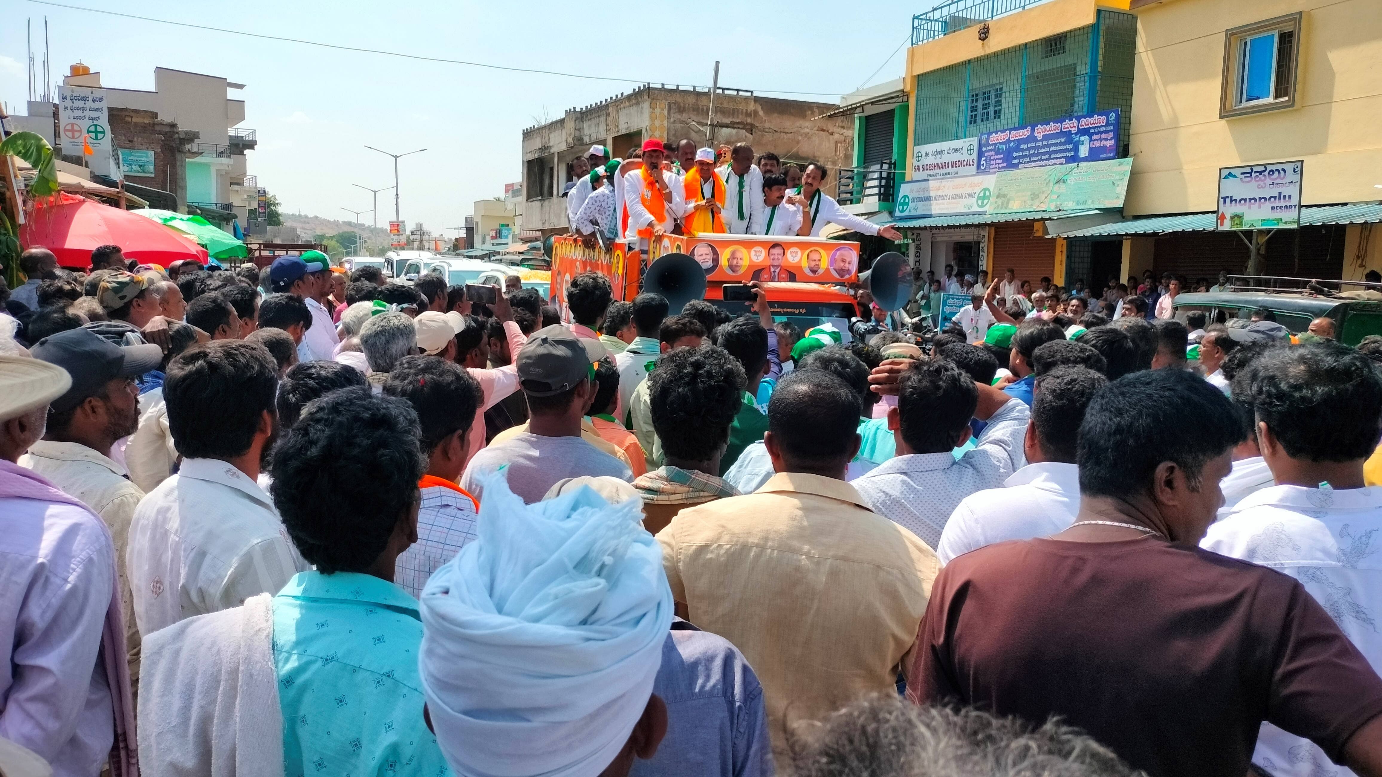 ಕನಕಪುರ ದೊಡ್ಡಾಲಹಳ್ಳಿಯಲ್ಲಿ ಡಾ.ಸಿ.ಎನ್‌.ಮಂಜುನಾಥ್‌ ನಡೆಸಿದ ಚುನಾವಣಾ ಪ್ರಚಾರದಲ್ಲಿ ಸೇರಿದ್ದ ಜನಸ್ತೋಮ