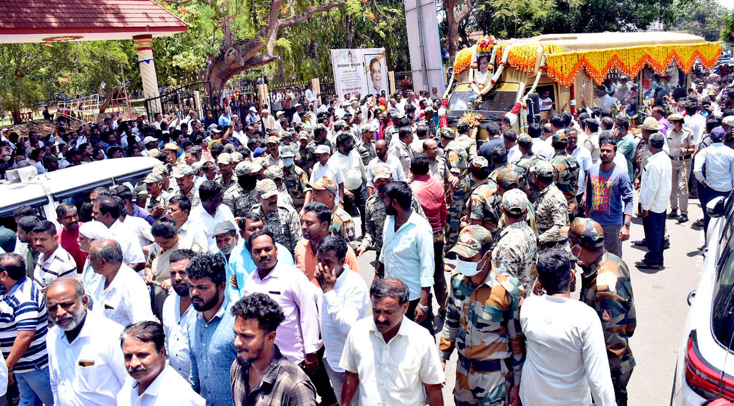 ಮೈಸೂರಿನ ಅಶೋಕಪುರಂನಲ್ಲಿ ಮಂಗಳವಾರ ಸಂಸದ ವಿ.ಶ್ರೀನಿವಾಸ ಪ್ರಸಾದ್‌ ಪಾರ್ಥಿವ ಶರೀರದ ಮೆರವಣಿಗೆಯಲ್ಲಿ ನೂರಾರು ಅಭಿಮಾನಿಗಳು ಪಾಲ್ಗೊಂಡರು –ಪ್ರಜಾವಾಣಿ ಚಿತ್ರ