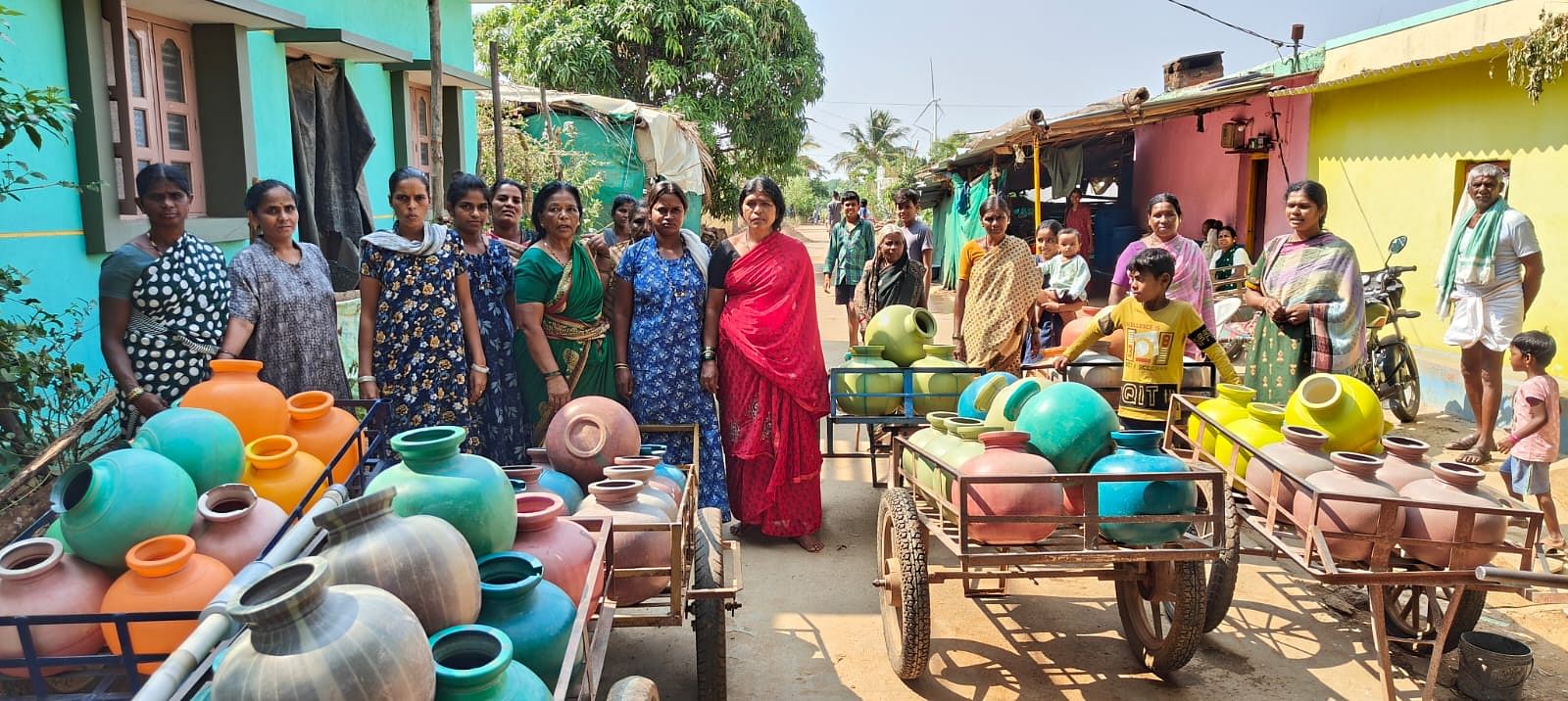 ನೆಲ್ಲಿಕಟ್ಟೆ ನವಗ್ರಾಮದಲ್ಲಿ ತಳ್ಳುಗಾಡಿಗಳಲ್ಲಿ ಕೊಡಗಳನ್ನು ಇಟ್ಟುಕೊಂಡು ನೀರಿನ ಟ್ಯಾಂಕರ್‌ಗಾಗಿ ಕಾಯುತ್ತಿರುವ ಮಹಿಳೆಯರು