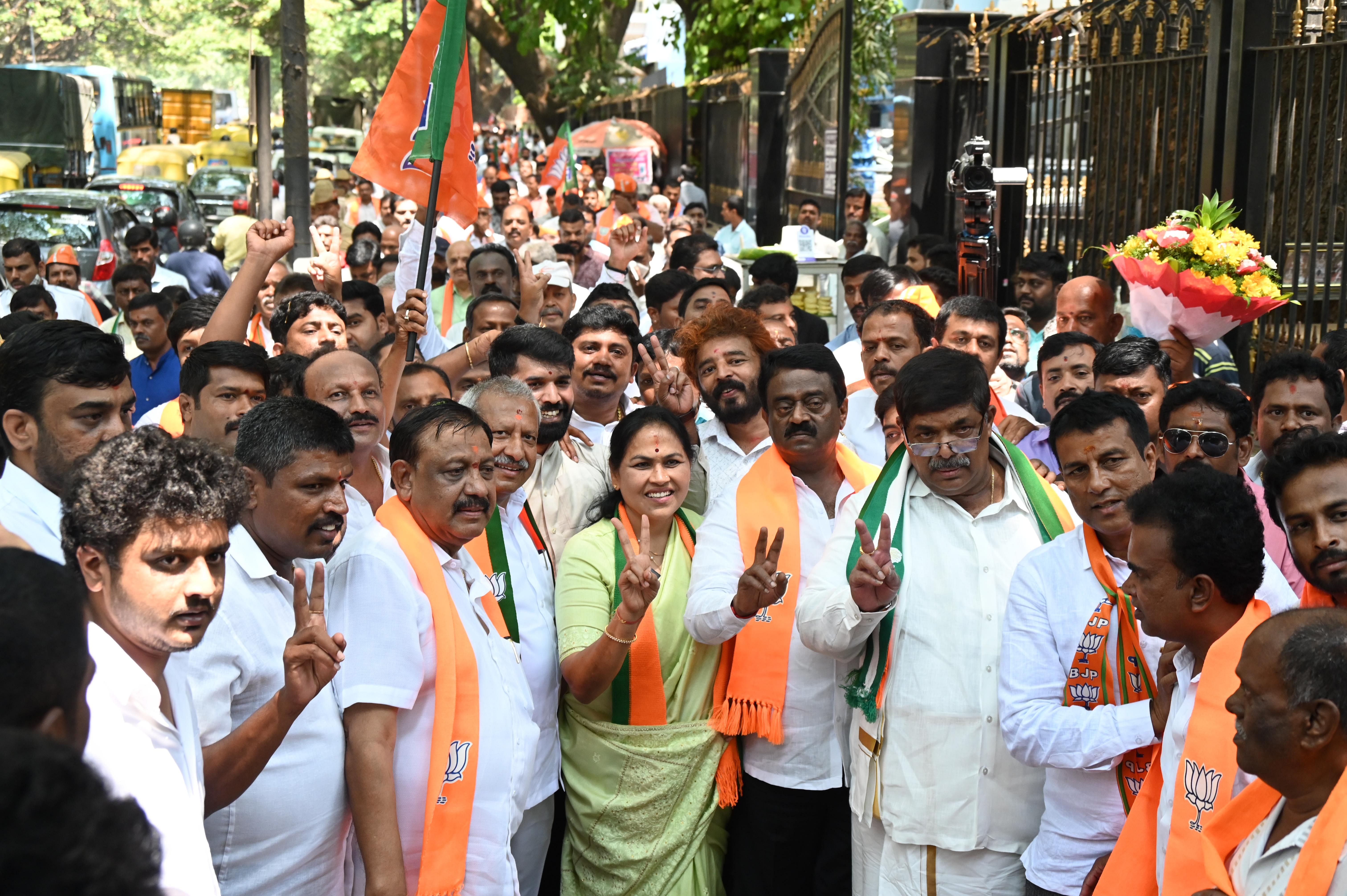 ಬೆಂಗಳೂರು ಉತ್ತರ ಲೋಕಸಭಾ ಕ್ಷೇತ್ರದ ಬಿಜೆಪಿ ಅಭ್ಯರ್ಥಿ ಶೋಭಾಕರಂದ್ಲಾಜೆ ಅವರು ಬುಧವಾರ ನಾಮಪತ್ರ ಸಲ್ಲಿಸುವ ಸಂದರ್ಭದಲ್ಲಿ ಶಾಸಕರಾದ ಬೈರತಿ ಬಸವರಾಜು, ಮುನಿರಾಜು, ಕೆ. ಗೋಪಾಲಯ್ಯ ಜತೆಗಿದ್ದರು