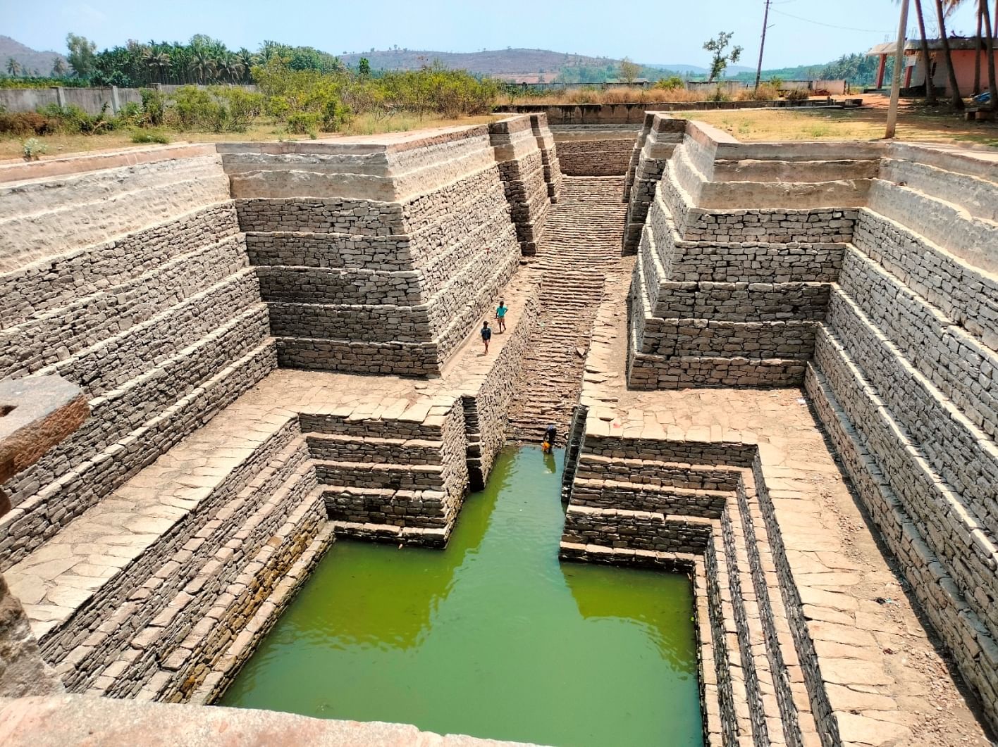 ಹೂಳು ತೆಗೆಯುವ ಮುನ್ನ ಪುಷ್ಕರಿಣಿ ನೋಟ