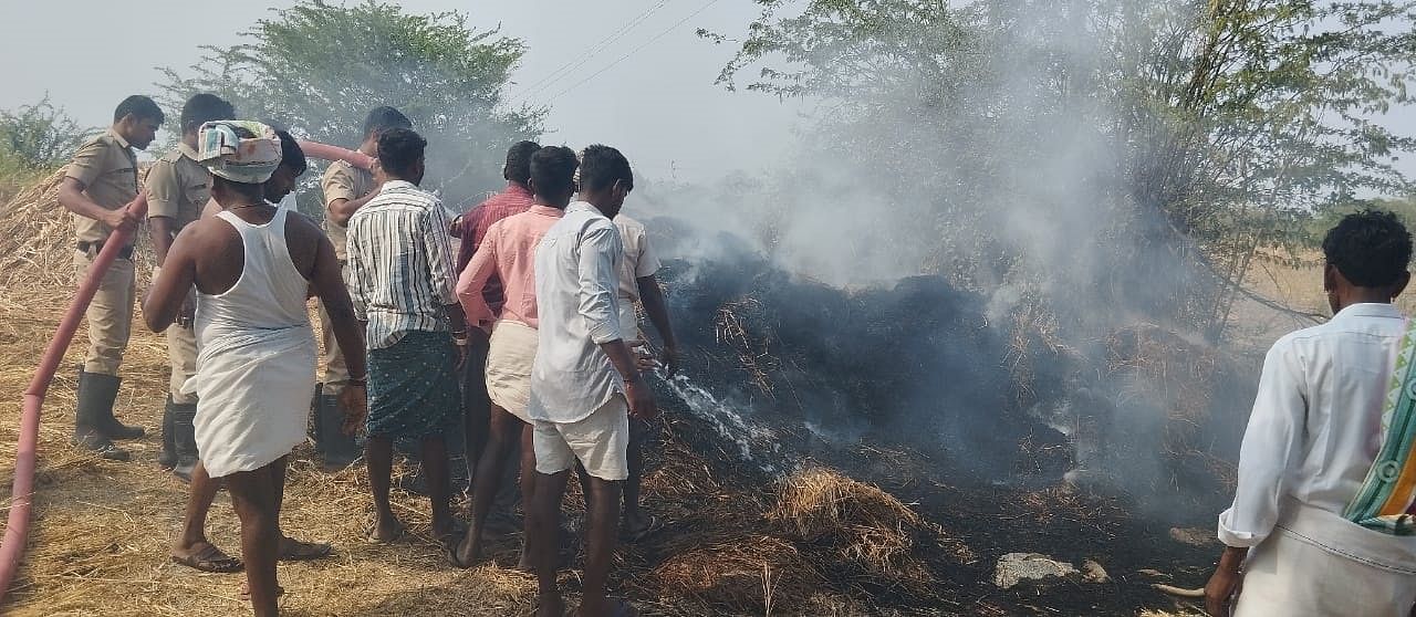 ರಾಯಚೂರು ತಾಲ್ಲೂಕಿನ ದುಗನೂರು ಗ್ರಾಮದಲ್ಲಿ ಬಣವೆ ಬೆಂಕಿ ಹೊತ್ತಿಕೊಂಡು ಹುಲ್ಲು ಭಸ್ಮವಾಗಿದೆ