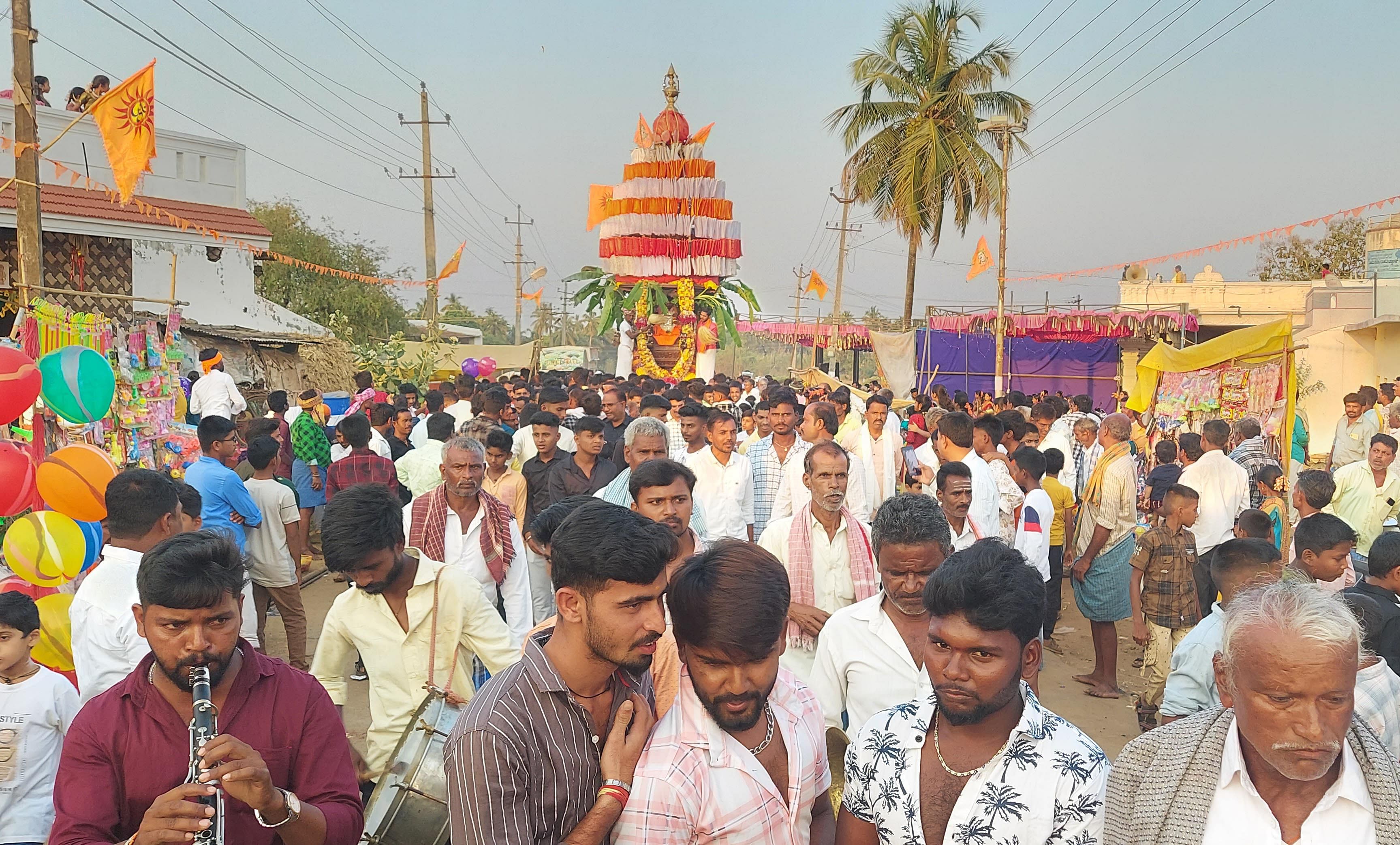 ಶಿಗ್ಗಾವಿ ತಾಲ್ಲೂಕಿನ ಸದಾಶಿವಪೇಟೆ ಗ್ರಾಮದಲ್ಲಿ ಶರಣ ಬಸವೇಶ್ವರ ರಥೋತ್ಸವ ಸೋಮವಾರ ಜರುಗಿತು.