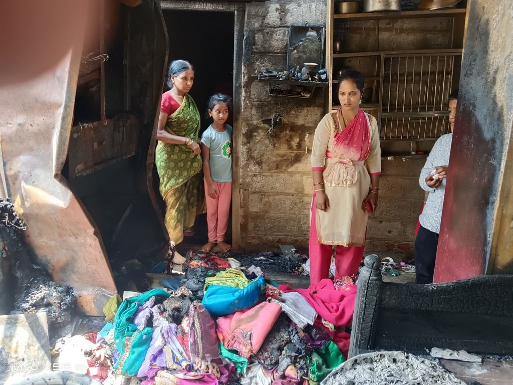 ಹೊನ್ನಾಳಿ ಪಟ್ಟಣದ ಸರ್ವರಕೇರಿಯಲ್ಲಿನ ಅನಿತಾ ಮೋಹನ್ ಅಂಡಿ ಅವರ ಮನೆಗೆ ಆಕಸ್ಮಿಕವಾಗಿ ಬೆಂಕಿ ಬಿದ್ದು ಮನೆಯಲ್ಲಿನ ಬಟ್ಟೆ, ಬೆಳ್ಳಿ ಸಾಮಾನು, ಸುಟ್ಟು ಕರಕಲಾಗಿರುವುದು 