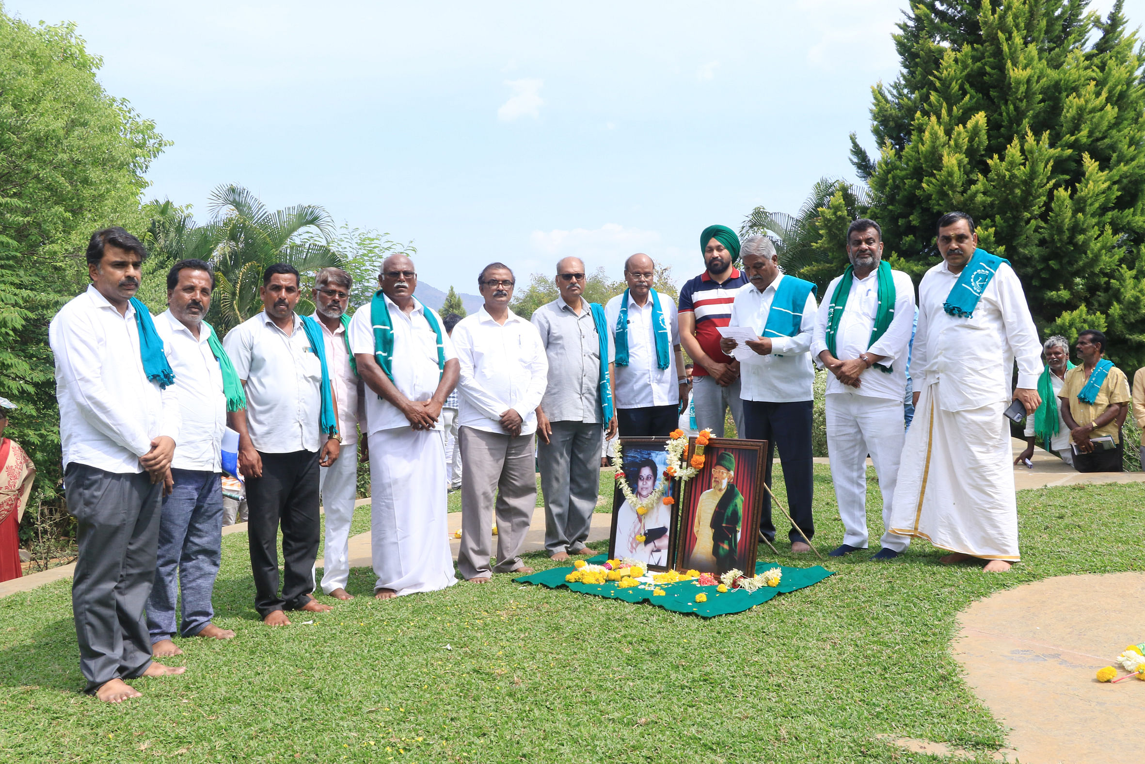 ಚಾಮರಾಜನಗರದ ಹೊಂಡರಬಾಳುವಿನ ಅಮೃತಭೂಮಿಯಲ್ಲಿರುವ ರೈತ ನಾಯಕ ‌ಪ್ರೊ.ಎಂ.ಡಿ.ನಂಜುಂಡಸ್ವಾಮಿ ಅವರ ಸಮಾಧಿ ಸ್ಥಳದಲ್ಲಿ ಎನ್‌ಡಿಎ ಮೈತ್ರಿಕೂಟ ಸೋಲಿಸಿ ಅಭಿಯಾನಕ್ಕೆ ಪಂಜಾಬ್‌ನ ಕ್ರಾಂತಿಕಾರಿ ಕಿಸಾನ್‌ ಯೂನಿಯನ್ನಿನ ಅವತಾರ್‌ ಸಿಂಗ್‌ ಮೆಹ್ಮಾ, ಸಂಘದ ಪದಾಧಿಕಾರಿಗಳು ಚಾಲನೆ ನೀಡಿದರು. 