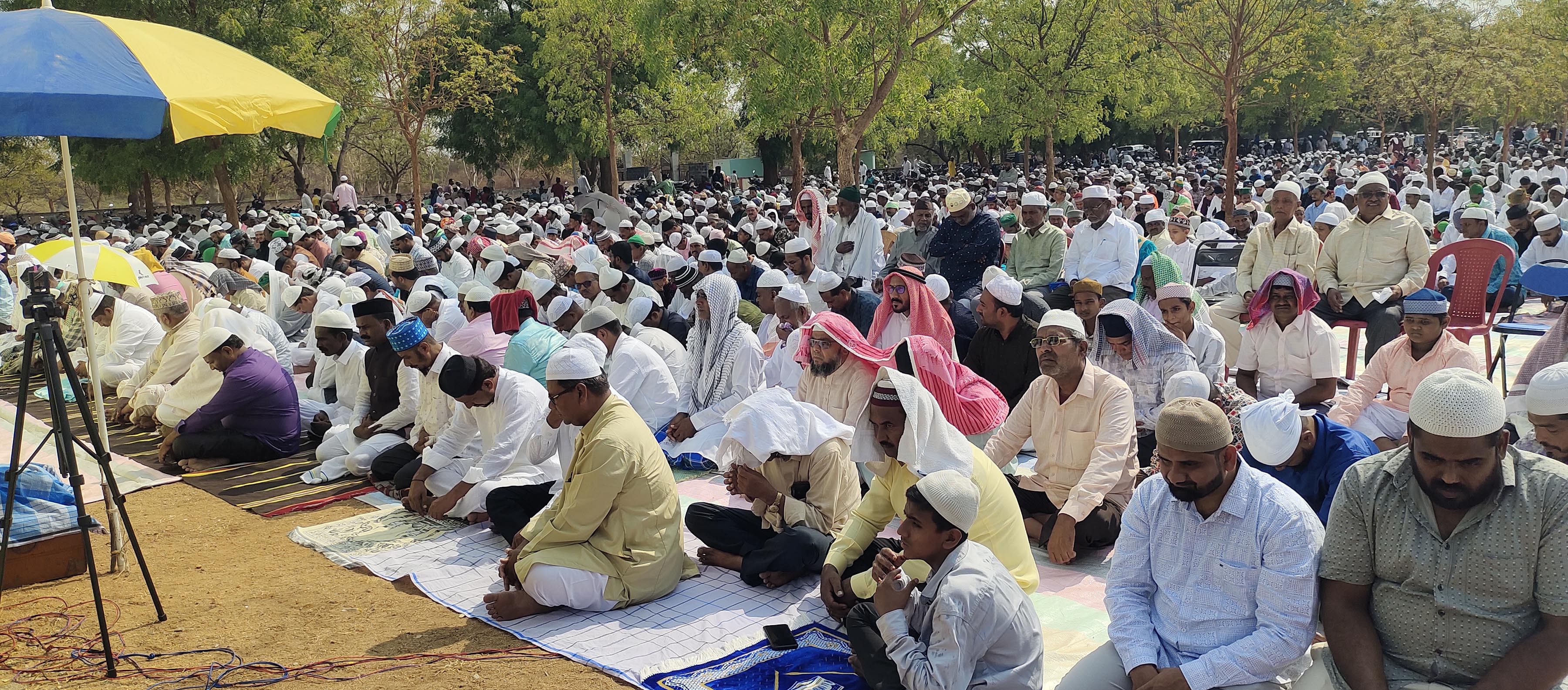 ಹಗರಿಬೊಮ್ಮನಹಳ್ಳಿ ಪಟ್ಟಣದ ಈದ್ಗಾ ಮೈದಾನದಲ್ಲಿ ಈದ್ ಉಲ್ ಫಿತ್ರ್ ಹಬ್ಬದ ನಿಮಿತ್ತ ಮುಸ್ಲಿಮರು ಸಾಮೂಹಿಕ ಪ್ರಾರ್ಥನೆ ಸಲ್ಲಿಸಿದರು