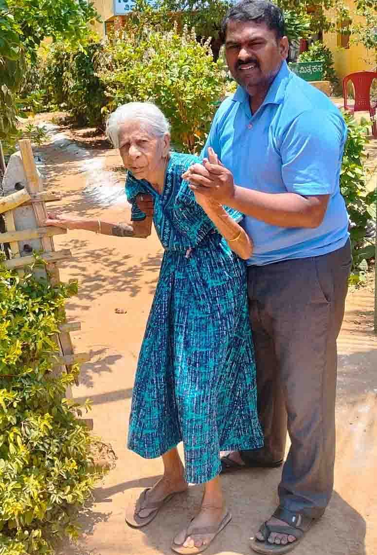 ಹಿರಿಯೂರಿನಲ್ಲಿ ಶುಕ್ರವಾರ 109 ವರ್ಷದ ತಿಪ್ಪೀರಮ್ಮ ಅವರು ಮೊಮ್ಮಗ ಪ್ರಮೋದ್ ಜೊತೆ ಹೋಗಿ ಮತ ಚಲಾಯಿಸಿದರು