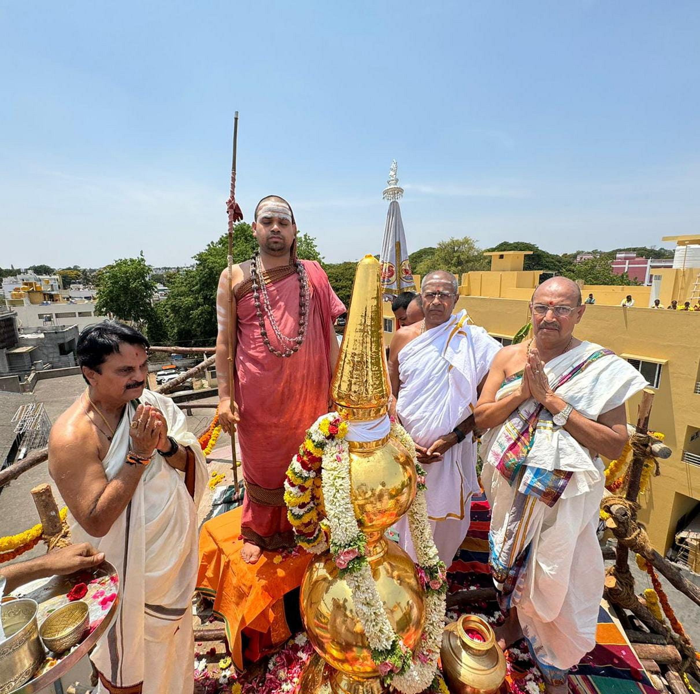 ಮೈಸೂರು ಅಭಿನವ ಶಂಕರಾಲಯದಲ್ಲಿ ಶಾರದಾಂಬೆ ದೇಗುಲಕ್ಕೆ ಪ್ರತಿಷ್ಠಾಪಿಸಿದ 7 ಅಡಿ ಎತ್ತರದ ಬಂಗಾರ ಲೇಪಿತ ಕಂಚಿನ ಕಳಸಕ್ಕೆ ವಿಧುಶೇಖರ ಭಾರತೀ ತೀರ್ಥ ಸ್ವಾಮೀಜಿ ವಿಧಿ ವಿಧಾನಗಳ ಮೂಲಕ ಪೂಜೆ ಸಲ್ಲಿಸಿದರು