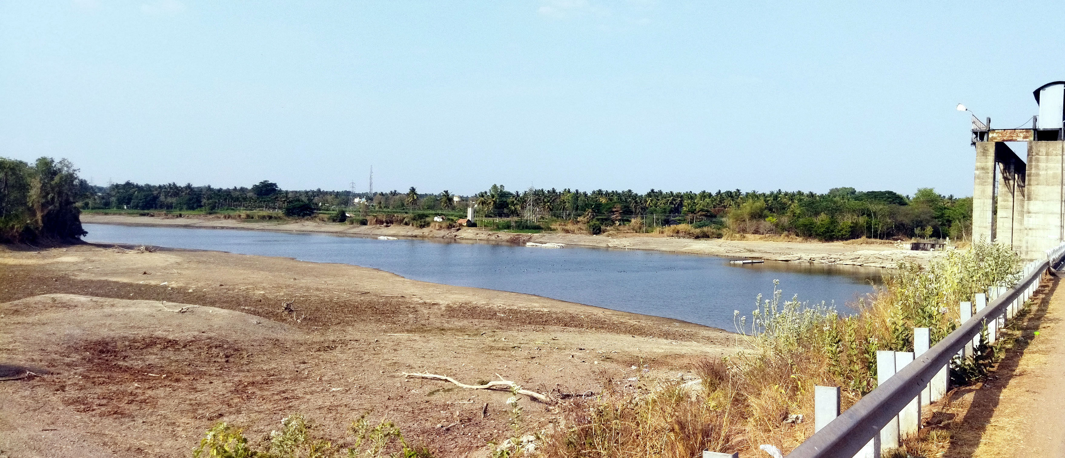 ಚನ್ನಪಟ್ಟಣ ತಾಲ್ಲೂಕಿನ ಇಗ್ಗಲೂರು ಎಚ್.ಡಿ. ದೇವೇಗೌಡ ಬ್ಯಾರೇಜ್ ನಲ್ಲಿ ನೀರಿನ ಸಂಗ್ರಹ ತಳಮಟ್ಟಕ್ಕೆ ಜಾರಿರುವುದು