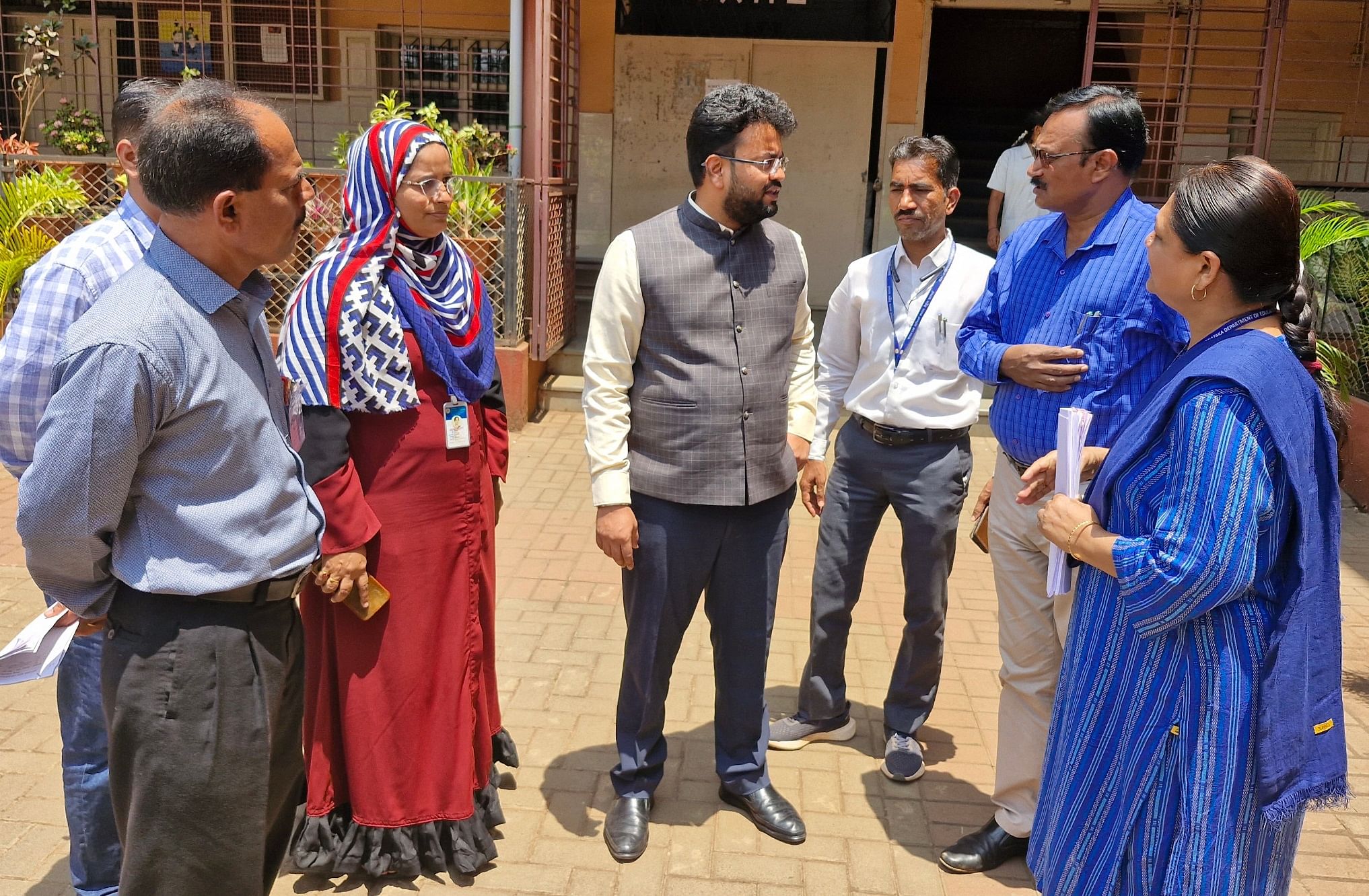 ಬೆಳಗಾವಿಯ ಸೇಂಟ್ ಝೇವಿಯರ್ಸ್ ಪ್ರೌಢಶಾಲೆಯ ಎಸ್ಸೆಸ್ಸೆಲ್ಸಿ ವಾರ್ಷಿಕ ಪರೀಕ್ಷಾ ಕೇಂದ್ರಕ್ಕೆ ರಾಹುಲ್ ಶಿಂಧೆ ಮಂಗಳವಾರ ಭೇಟಿ ನೀಡಿ ಪರಿಶೀಲಿಸಿದರು