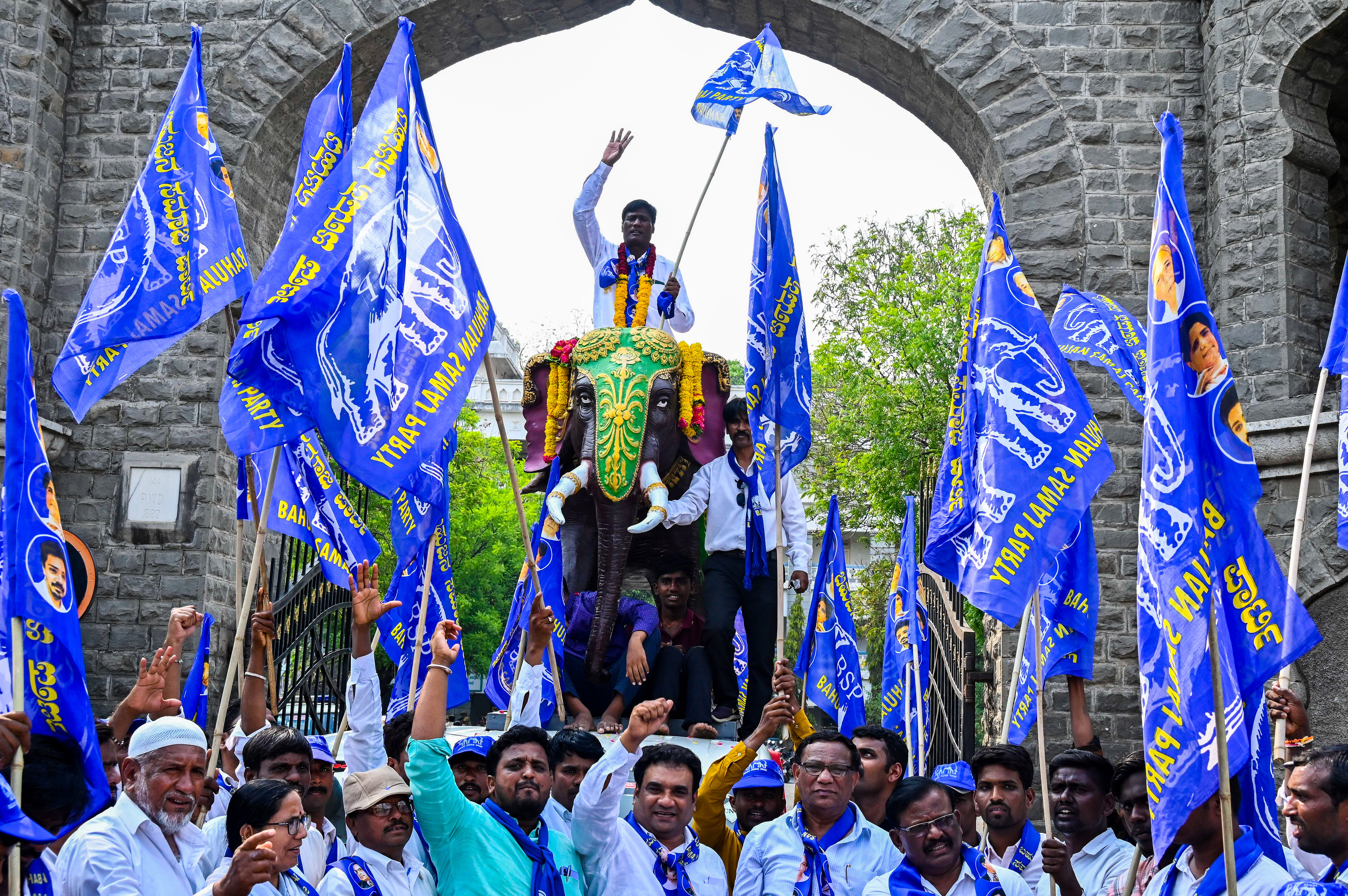 ಕಲಬುರಗಿಯಲ್ಲಿ ಗುರುವಾರ ಲೋಕಸಭಾ ಚುನಾವಣೆಗೆ ನಾಮಪತ್ರ ಸಲ್ಲಿಸಲು ಬಿಎಸ್‌ಪಿ ಅಭ್ಯರ್ಥಿ ಹುಚ್ಚಪ್ಪ ಬಸಪ್ಪ ಅವರು ಕೃತಕ ಆನೆ  ಮೇಲೆ ಬಂದರು. ಪಕ್ಷದ ಮುಖಂಡರು ಉಪಸ್ಥಿತರಿದ್ದರು –ಪ್ರಜಾವಾಣಿ ಚಿತ್ರ/ ತಾಜುದ್ದೀನ್‌ ಆಜಾದ್‌