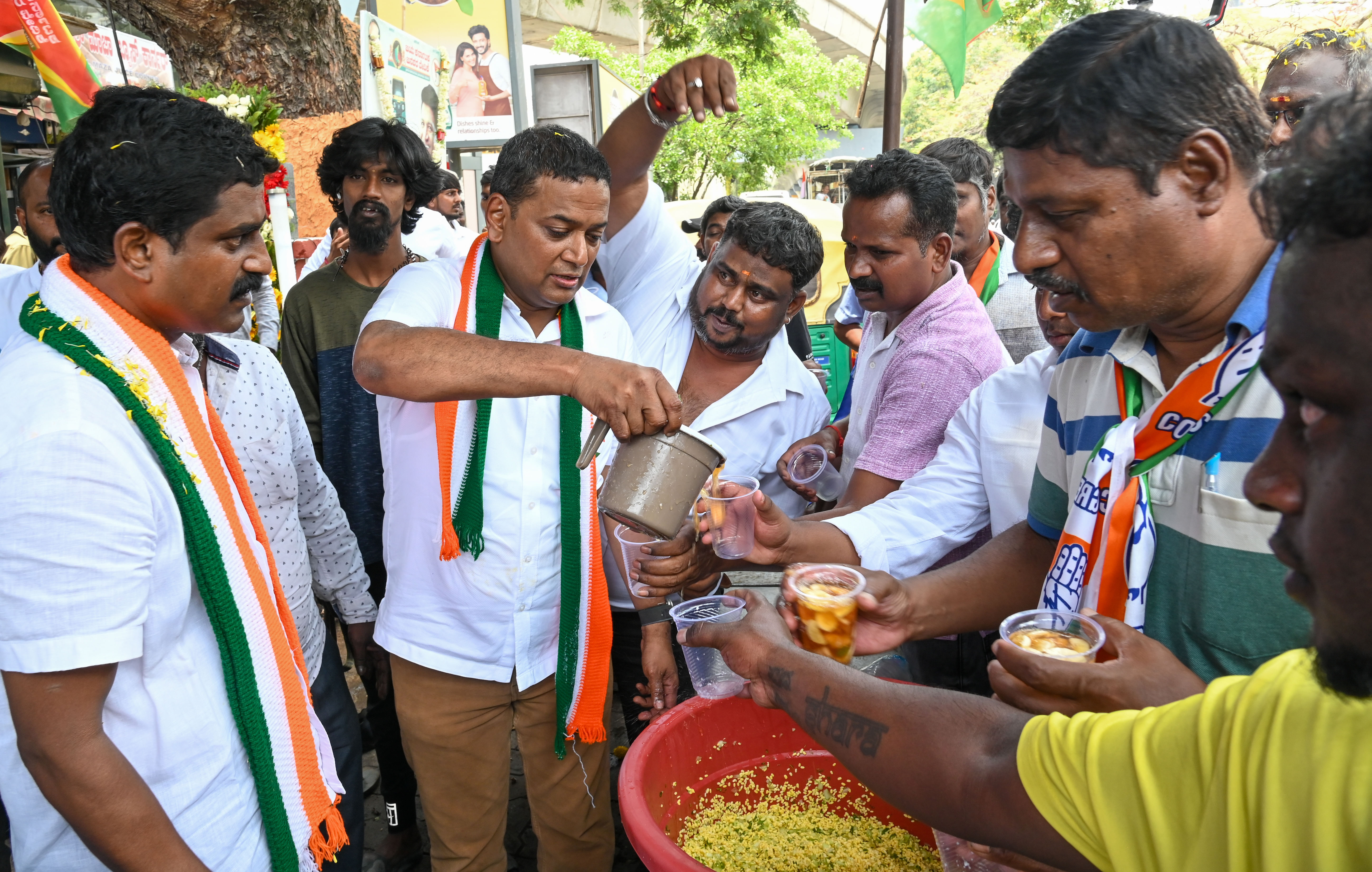 ಬೆಂಗಳೂರು ಕೇಂದ್ರ ಲೋಕಸಭಾ ಕ್ಷೇತ್ರದ ಕಾಂಗ್ರೆಸ್ ಅಭ್ಯರ್ಥಿ ಮನ್ಸೂರ್ ಅಲಿ ಖಾನ್ ಇಂದ್ರಾನಗರದ ಕೆಎಫ್‌ಸಿ ವೃತ್ತದ ಬಳಿ ಪುನೀತ್ ರಾಜ್‌ಕುಮಾರ್ ಆಟೊ ನಿಲ್ದಾಣದವರು ಆಯೋಜಿಸಿದ್ದ ಶ್ರೀರಾಮ ನವಮಿಯಲ್ಲಿ ಪಾಲ್ಗೊಂಡು, ಮಜ್ಜಿಗೆ ಮತ್ತು ಪಾನಕವನ್ನು ಕಾರ್ಯಕರ್ತರಿಗೆ ವಿತರಿಸಿದರು –ಪ್ರಜಾವಾಣಿ ಚಿತ್ರ: ಎಂ.ಎಸ್‌.ಮಂಜುನಾಥ್‌