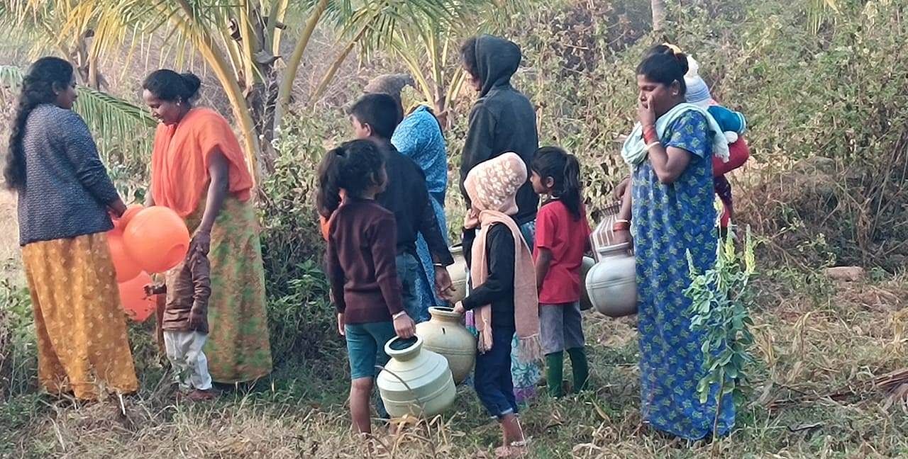 ಡಿ.ಎನ್.ಪುರ ಕಾವಲ್ ಹೊರ ವಲಯದ ತೋಟವೊಂದರ ಕೊಳವೆ ಬಾವಿಯಲ್ಲಿ ನೀರು ಹಿಡಿಯುತ್ತಿರುವ ಮಹಿಳೆಯರು, ಮಕ್ಕಳು