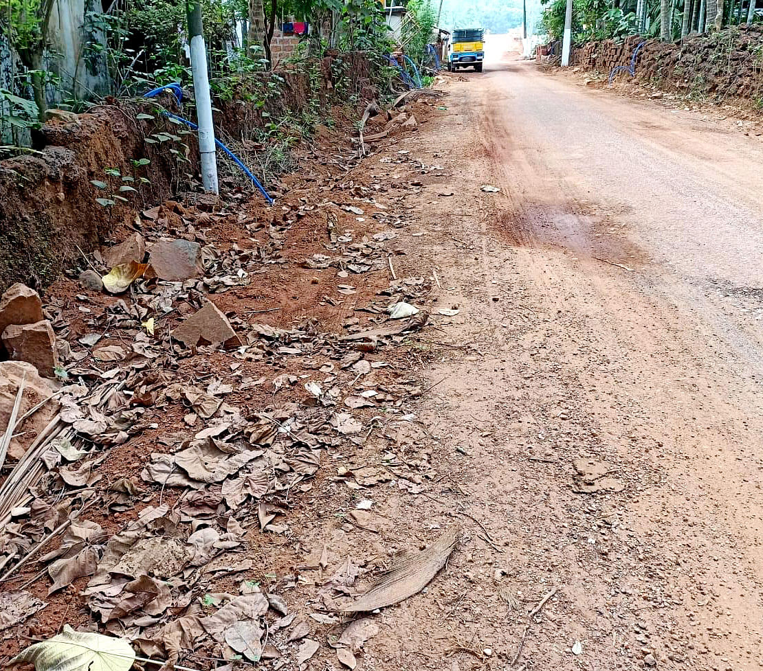 ಕುಮಟಾ ತಾಲ್ಲೂಕಿನ ಬೊಗರಿಬೈಲದಲ್ಲಿ ಕುಡಿಯುವ ನೀರು ಪೈಪ್‌ಲೈನ್ ಅಳವಡಿಸಲು ಲೋಕೋಪಯೋಗಿ ಇಲಾಖೆಯ ಚರಂಡಿ ಅಗೆದು, ಮಣ್ಣು ಮಚ್ಚಿರುವುದು